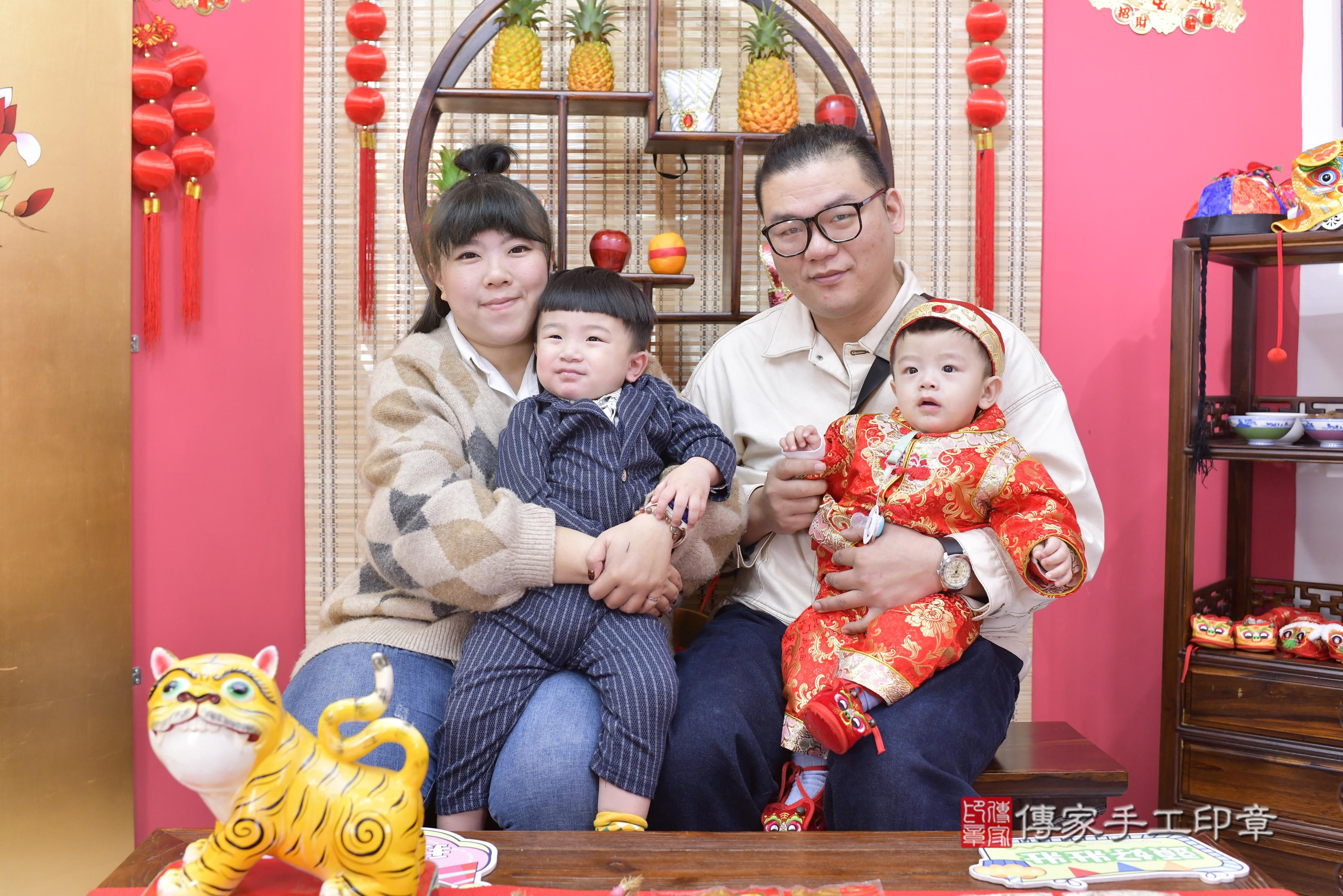 傳家手工印章新竹店、抓周、度脺、中國風會場、傳家嬰兒古禮、吉祥話、抓周道具物品24種、拍照。抓周證書。寶寶抓周、滿周歲、生日快樂、祝福 傳家手工印章新竹店、抓周、度脺、中國風會場、傳家嬰兒古禮、吉祥話、抓周道具物品24種、拍照。抓周證書。寶寶抓周、滿周歲、生日快樂、祝福