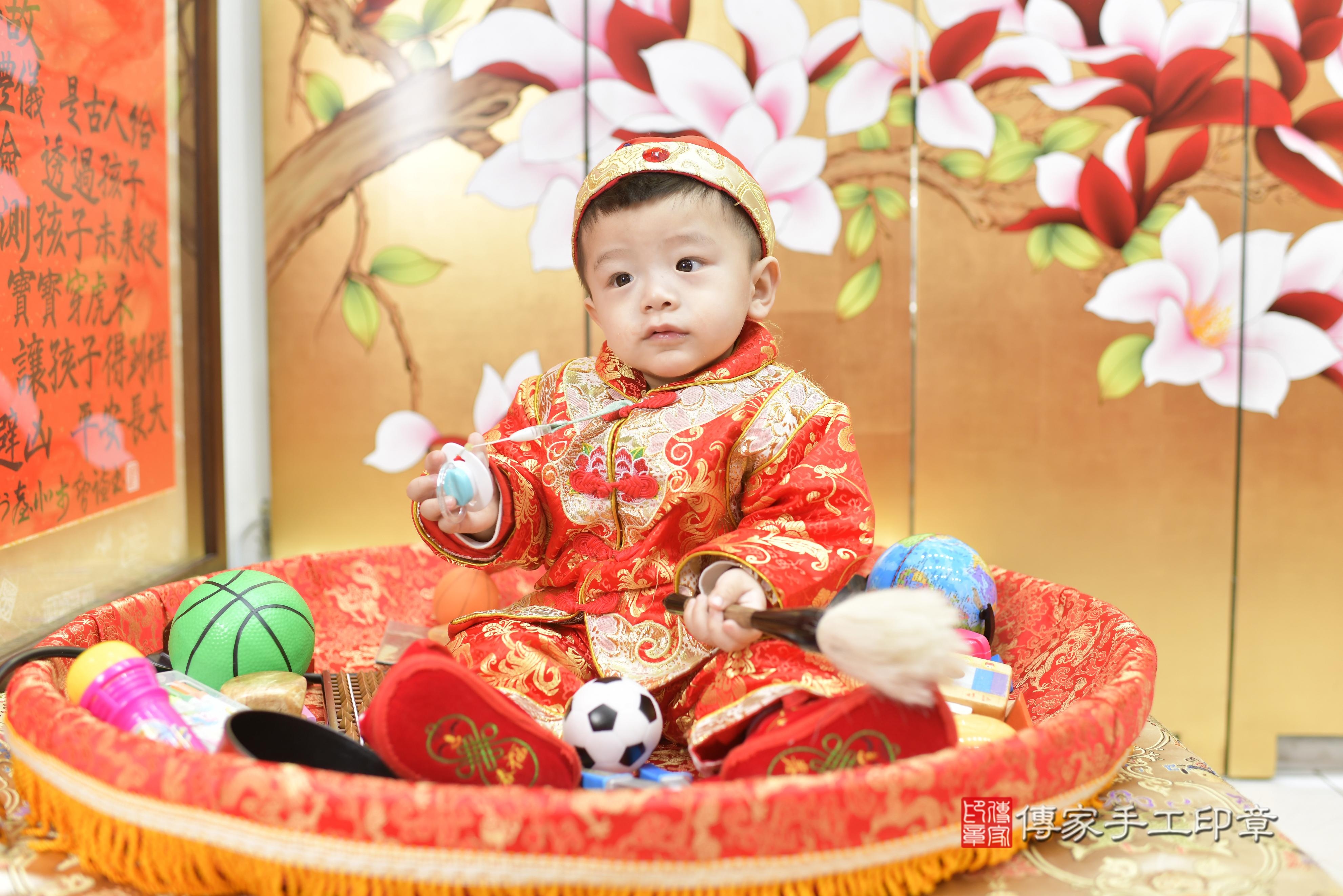 傳家手工印章新竹店、抓周、度脺、中國風會場、傳家嬰兒古禮、吉祥話、抓周道具物品24種、拍照。抓周證書。寶寶抓周、滿周歲、生日快樂、祝福