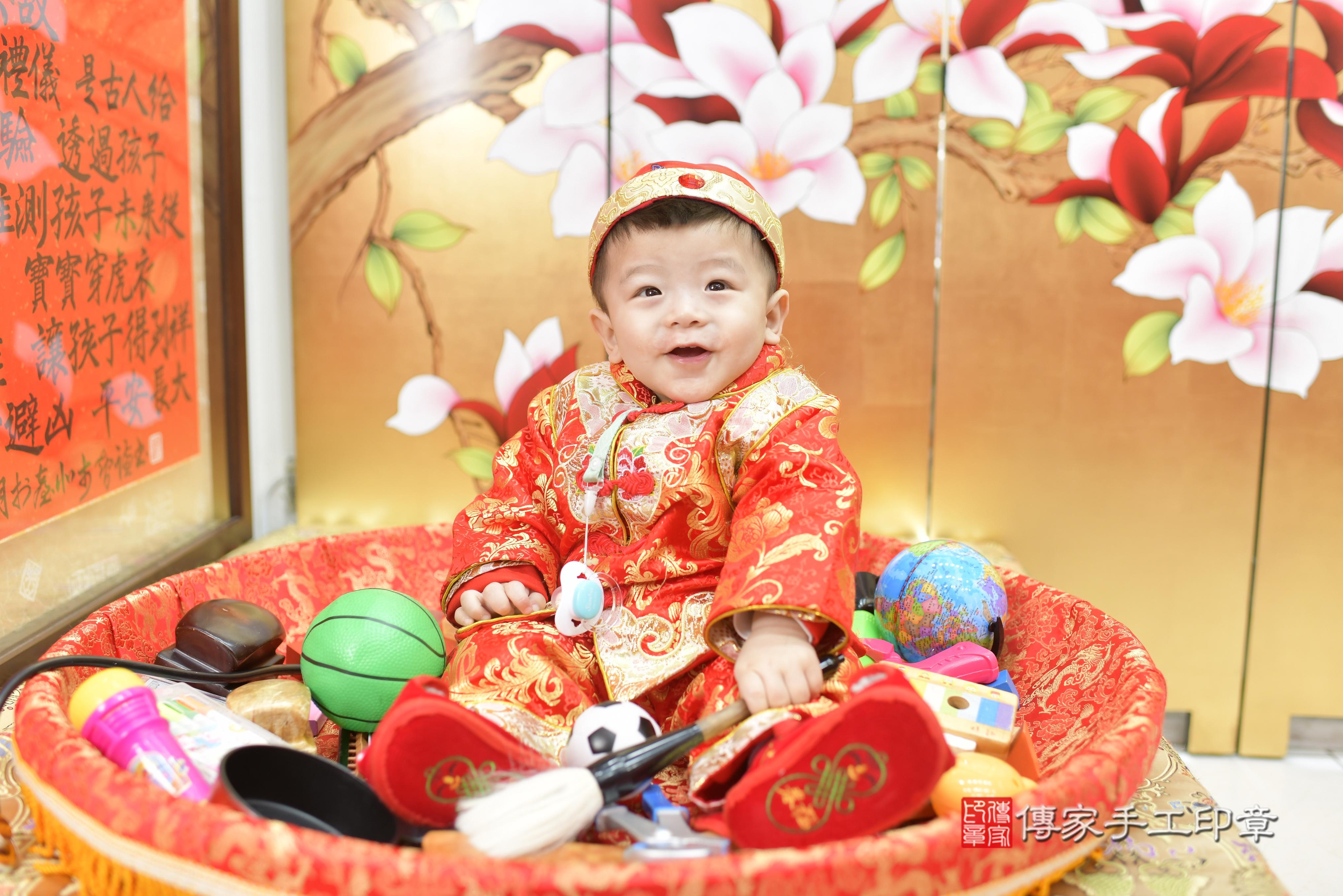 傳家手工印章新竹店、抓周、度脺、中國風會場、傳家嬰兒古禮、吉祥話、抓周道具物品24種、拍照。抓周證書。寶寶抓周、滿周歲、生日快樂、祝福 傳家手工印章新竹店、抓周、度脺、中國風會場、傳家嬰兒古禮、吉祥話、抓周道具物品24種、拍照。抓周證書。寶寶抓周、滿周歲、生日快樂、祝福