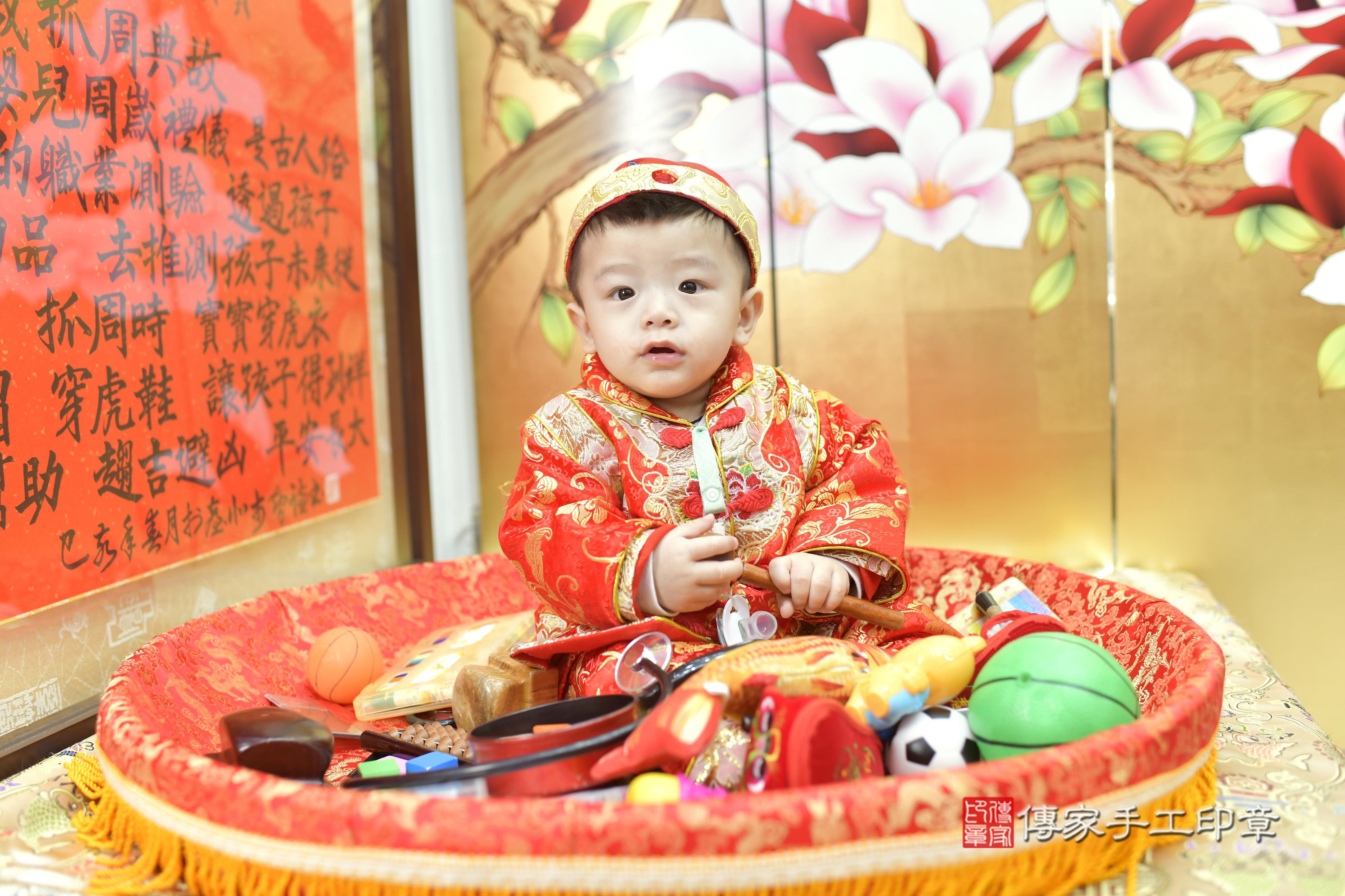 傳家手工印章新竹店、抓周、度脺、中國風會場、傳家嬰兒古禮、吉祥話、抓周道具物品24種、拍照。抓周證書。寶寶抓周、滿周歲、生日快樂、祝福 傳家手工印章新竹店、抓周、度脺、中國風會場、傳家嬰兒古禮、吉祥話、抓周道具物品24種、拍照。抓周證書。寶寶抓周、滿周歲、生日快樂、祝福