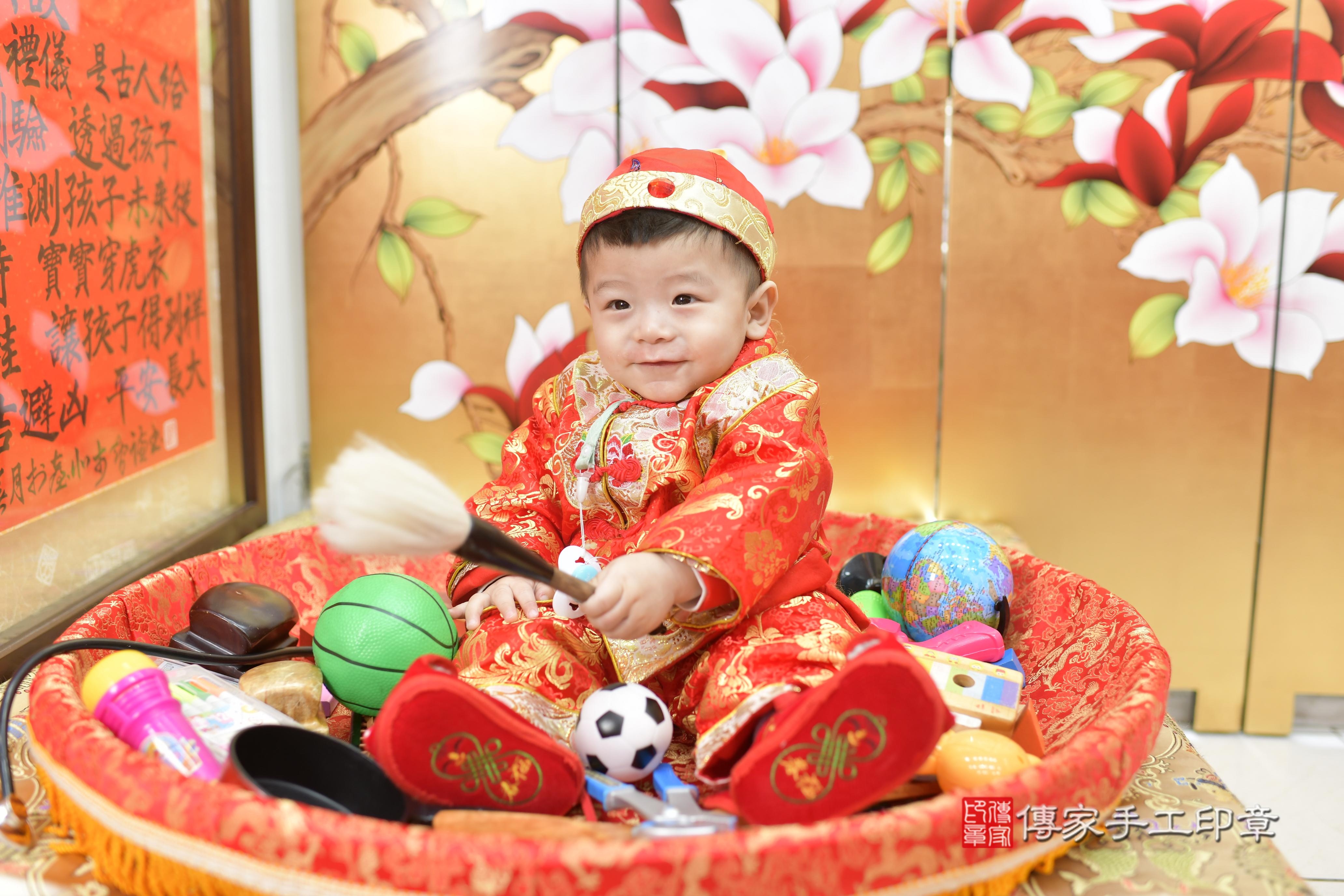 傳家手工印章新竹店、抓周、度脺、中國風會場、傳家嬰兒古禮、吉祥話、抓周道具物品24種、拍照。抓周證書。寶寶抓周、滿周歲、生日快樂、祝福 傳家手工印章新竹店、抓周、度脺、中國風會場、傳家嬰兒古禮、吉祥話、抓周道具物品24種、拍照。抓周證書。寶寶抓周、滿周歲、生日快樂、祝福