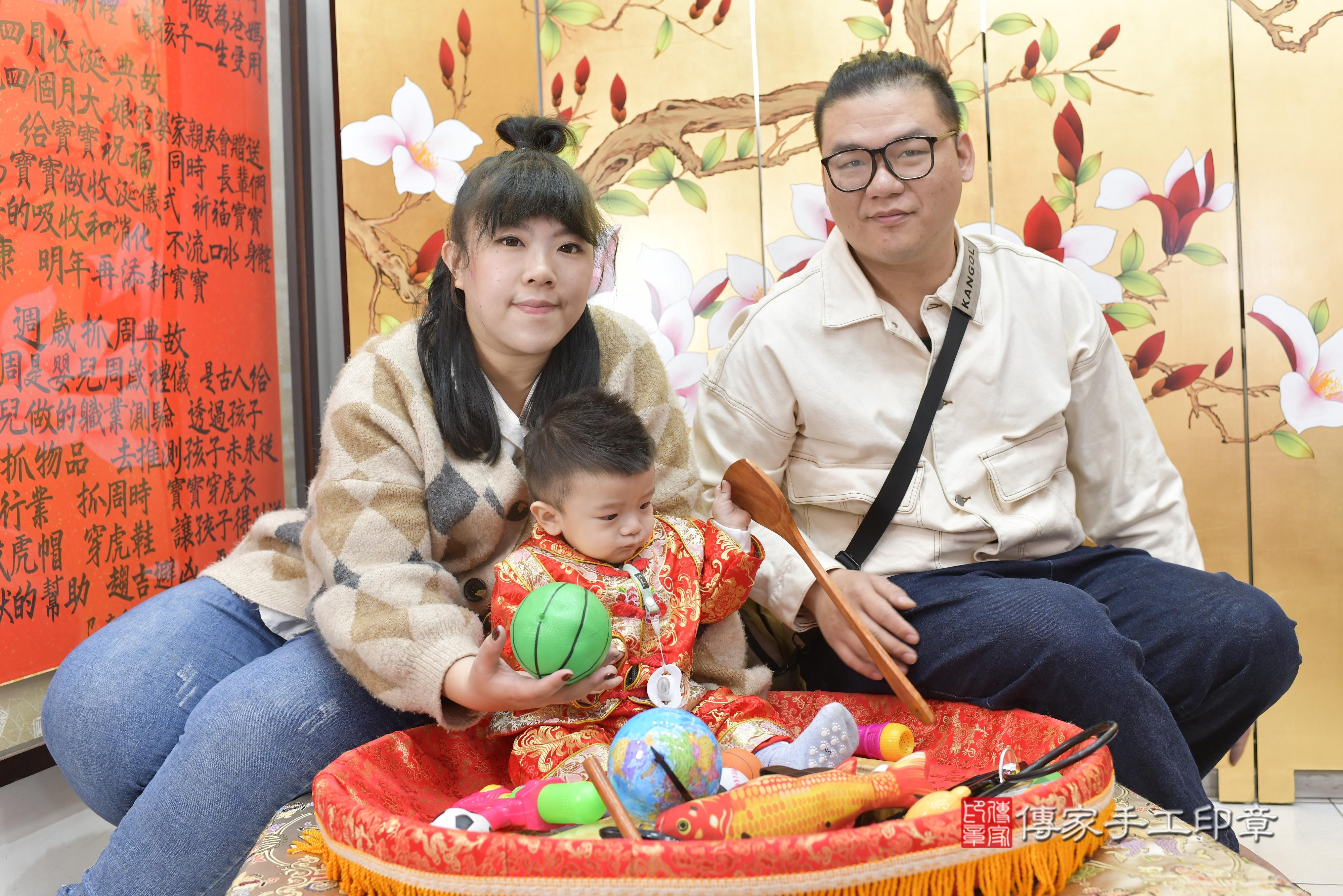 傳家手工印章新竹店、抓周、度脺、中國風會場、傳家嬰兒古禮、吉祥話、抓周道具物品24種、拍照。抓周證書。寶寶抓周、滿周歲、生日快樂、祝福 傳家手工印章新竹店、抓周、度脺、中國風會場、傳家嬰兒古禮、吉祥話、抓周道具物品24種、拍照。抓周證書。寶寶抓周、滿周歲、生日快樂、祝福