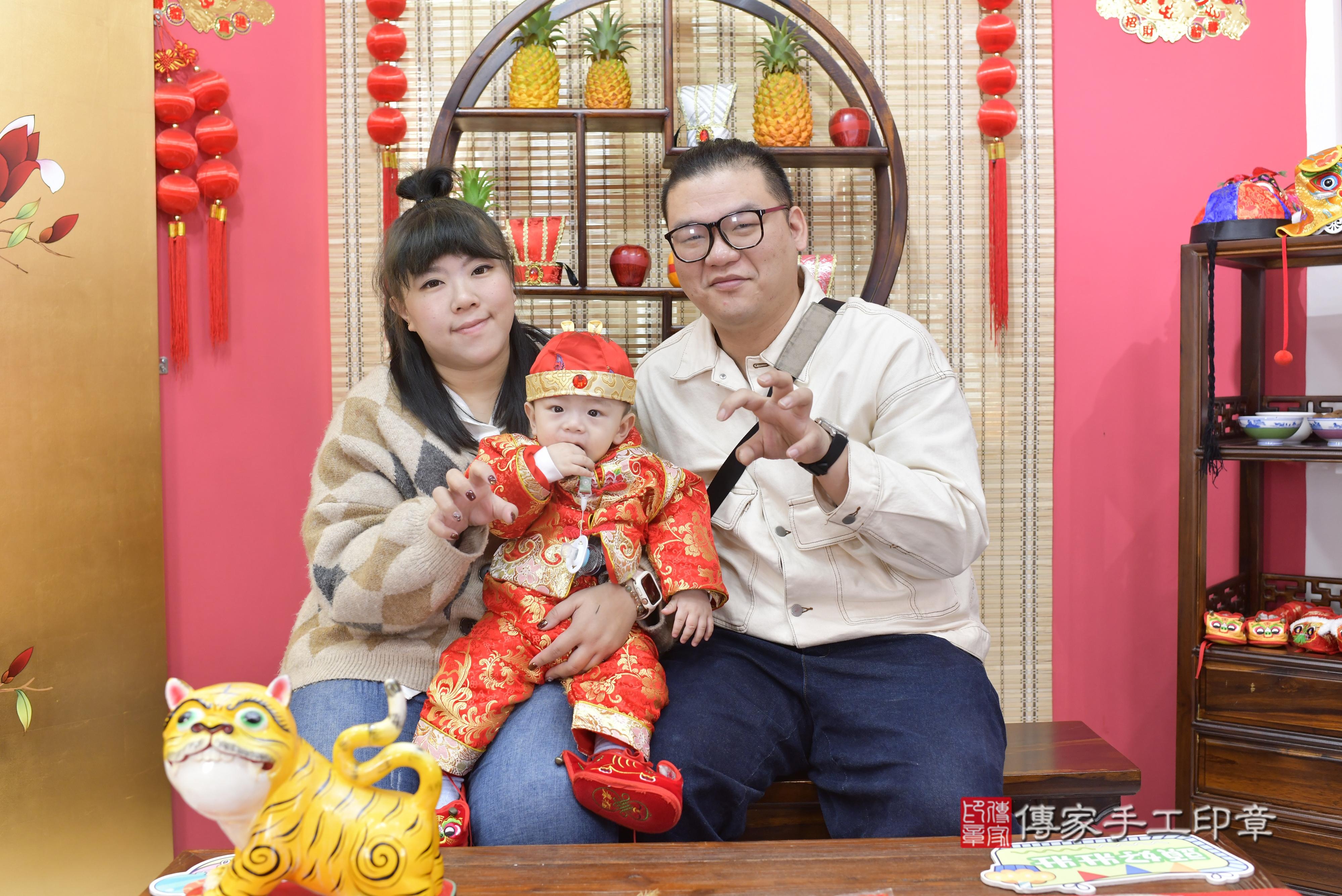 傳家手工印章新竹店、抓周、度脺、中國風會場、傳家嬰兒古禮、吉祥話、抓周道具物品24種、拍照。抓周證書。寶寶抓周、滿周歲、生日快樂、祝福 傳家手工印章新竹店、抓周、度脺、中國風會場、傳家嬰兒古禮、吉祥話、抓周道具物品24種、拍照。抓周證書。寶寶抓周、滿周歲、生日快樂、祝福