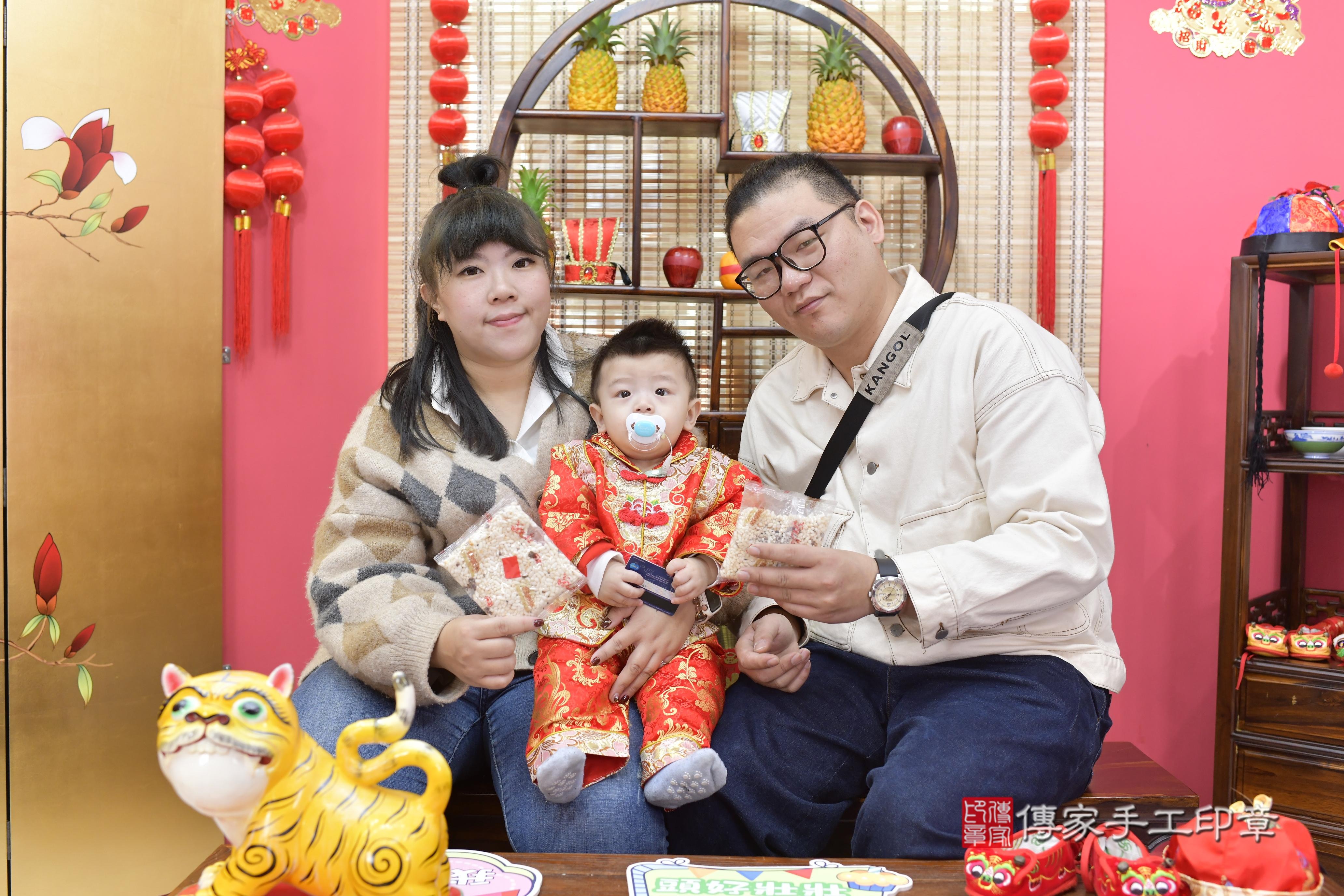 傳家手工印章新竹店、抓周、度脺、中國風會場、傳家嬰兒古禮、吉祥話、抓周道具物品24種、拍照。抓周證書。寶寶抓周、滿周歲、生日快樂、祝福 傳家手工印章新竹店、抓周、度脺、中國風會場、傳家嬰兒古禮、吉祥話、抓周道具物品24種、拍照。抓周證書。寶寶抓周、滿周歲、生日快樂、祝福