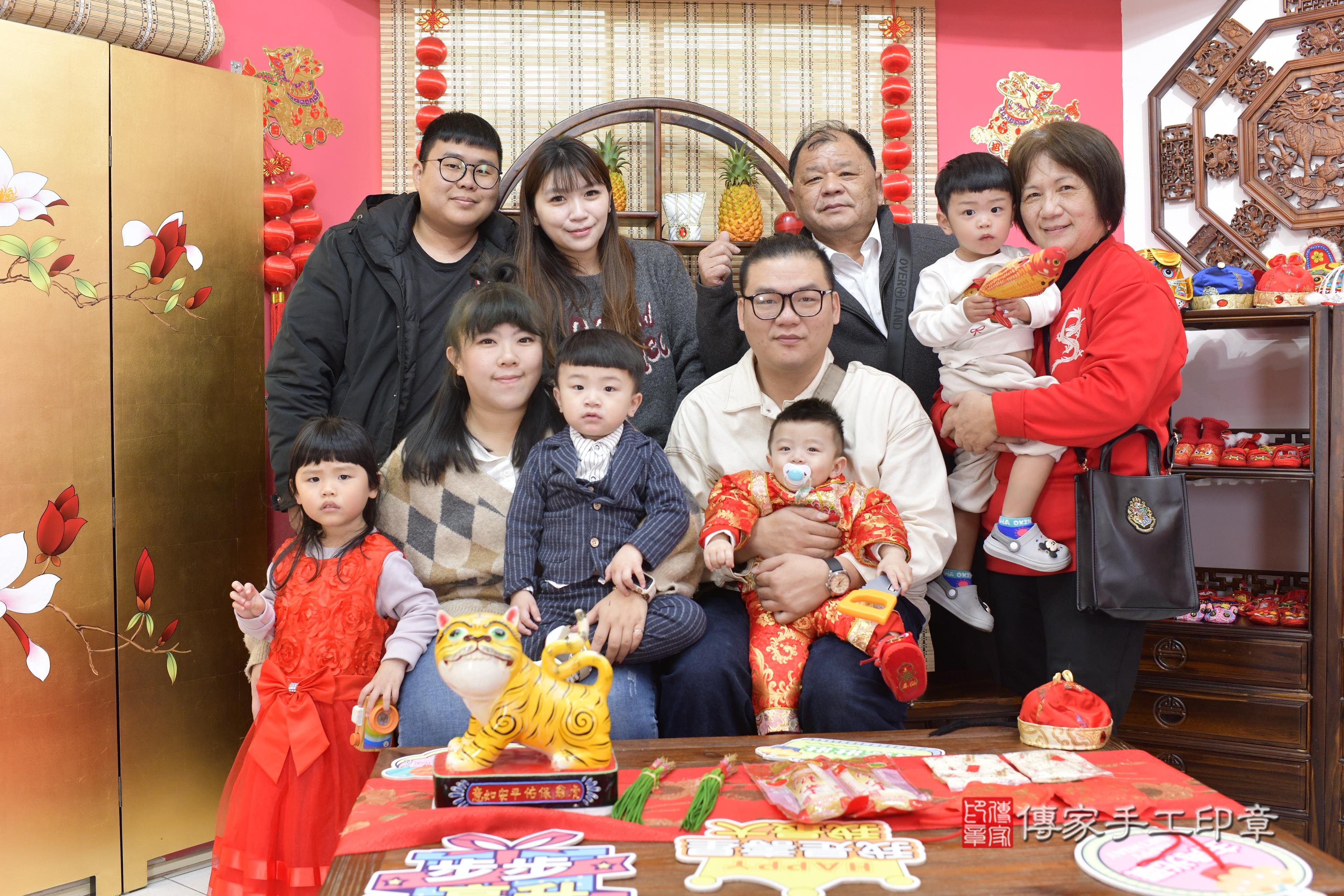 傳家手工印章新竹店、抓周、度脺、中國風會場、傳家嬰兒古禮、吉祥話、抓周道具物品24種、拍照。抓周證書。寶寶抓周、滿周歲、生日快樂、祝福 傳家手工印章新竹店、抓周、度脺、中國風會場、傳家嬰兒古禮、吉祥話、抓周道具物品24種、拍照。抓周證書。寶寶抓周、滿周歲、生日快樂、祝福