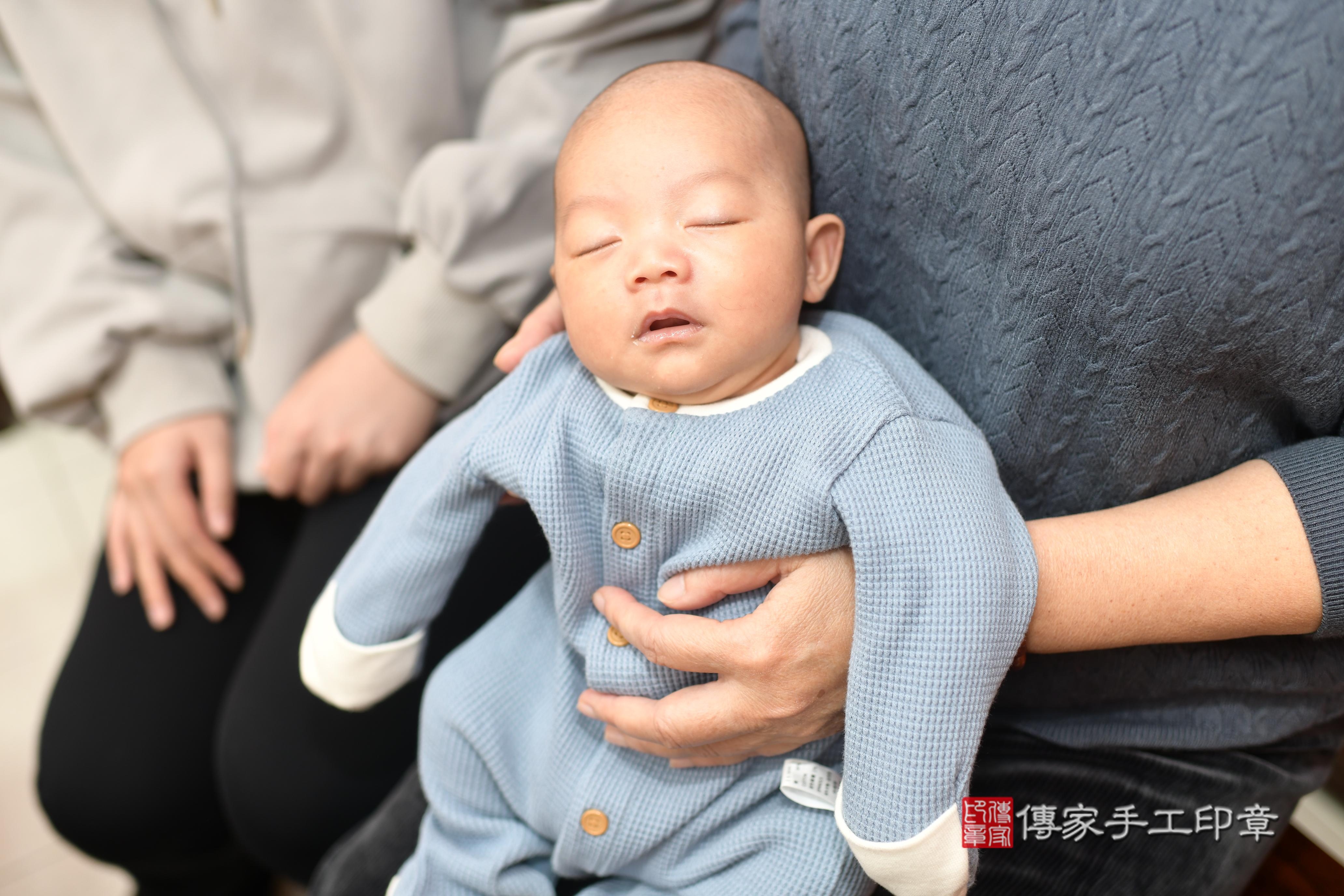 傳家手工印章台南店、抓周、度脺、中國風會場、傳家嬰兒古禮、吉祥話、抓周道具物品24種、拍照。抓周證書。寶寶抓周、滿周歲、生日快樂、祝福