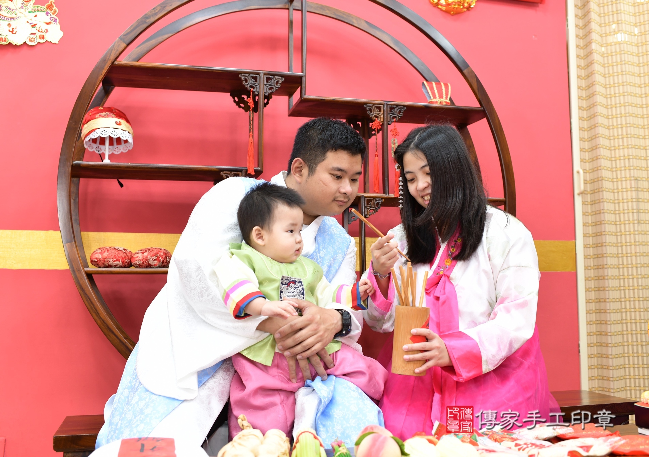 新北市永和區小勛寶寶抓周推薦:傳家新北店抓周度脺中國風會場,嬰兒古禮抓周流程儀式吉祥話、抓周道具物品24種、拍照。抓周證書。2025.2.9,照片11 新北市永和區小勛寶寶抓周推薦:傳家新北店抓周度脺中國風會場,嬰兒古禮抓周流程儀式吉祥話、抓周道具物品24種、拍照。抓周證書。2025.2.9,照片11