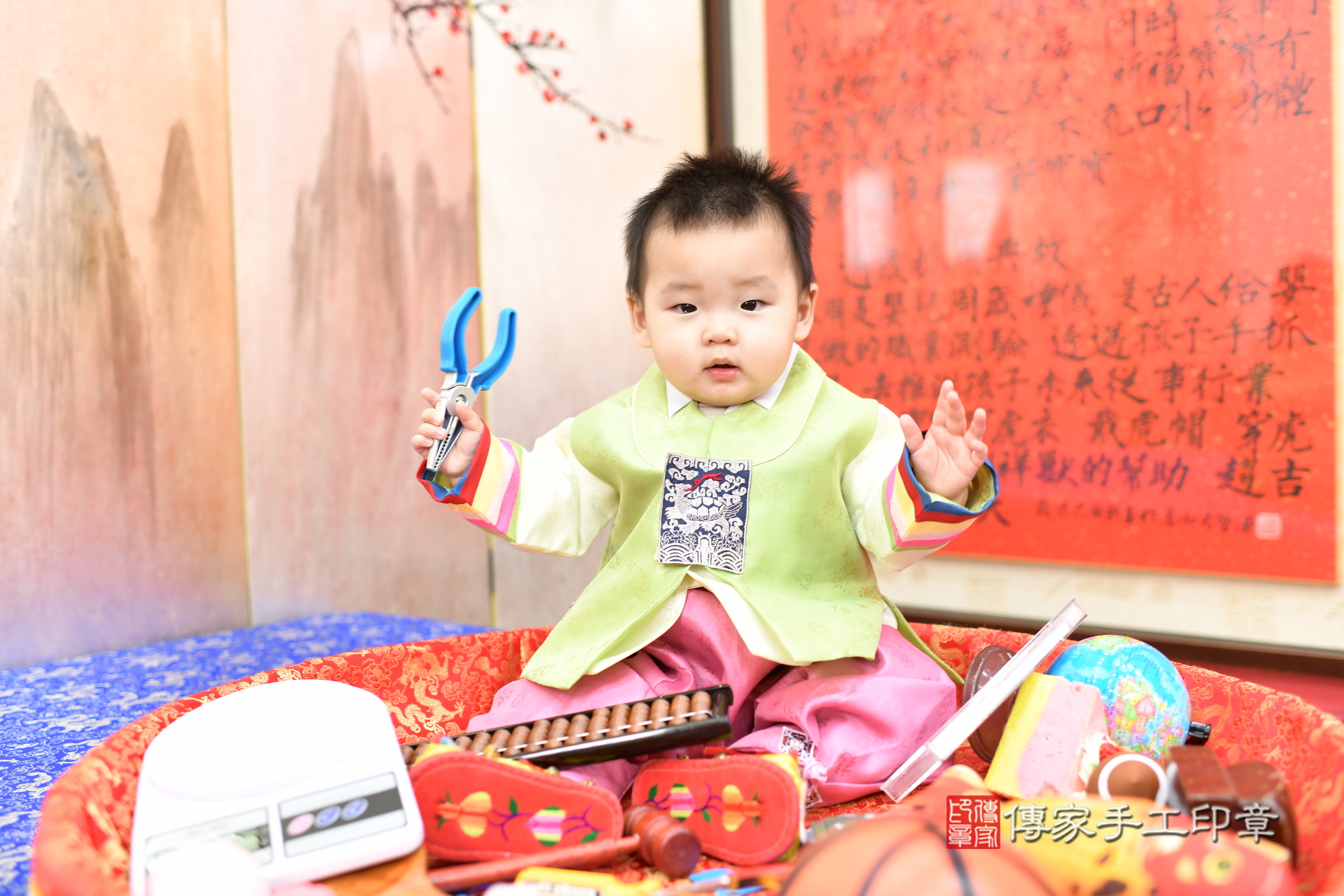 新北市永和區小勛寶寶抓周推薦:傳家新北店抓周度脺中國風會場,嬰兒古禮抓周流程儀式吉祥話、抓周道具物品24種、拍照。抓周證書。2025.2.9,照片6 新北市永和區小勛寶寶抓周推薦:傳家新北店抓周度脺中國風會場,嬰兒古禮抓周流程儀式吉祥話、抓周道具物品24種、拍照。抓周證書。2025.2.9,照片6