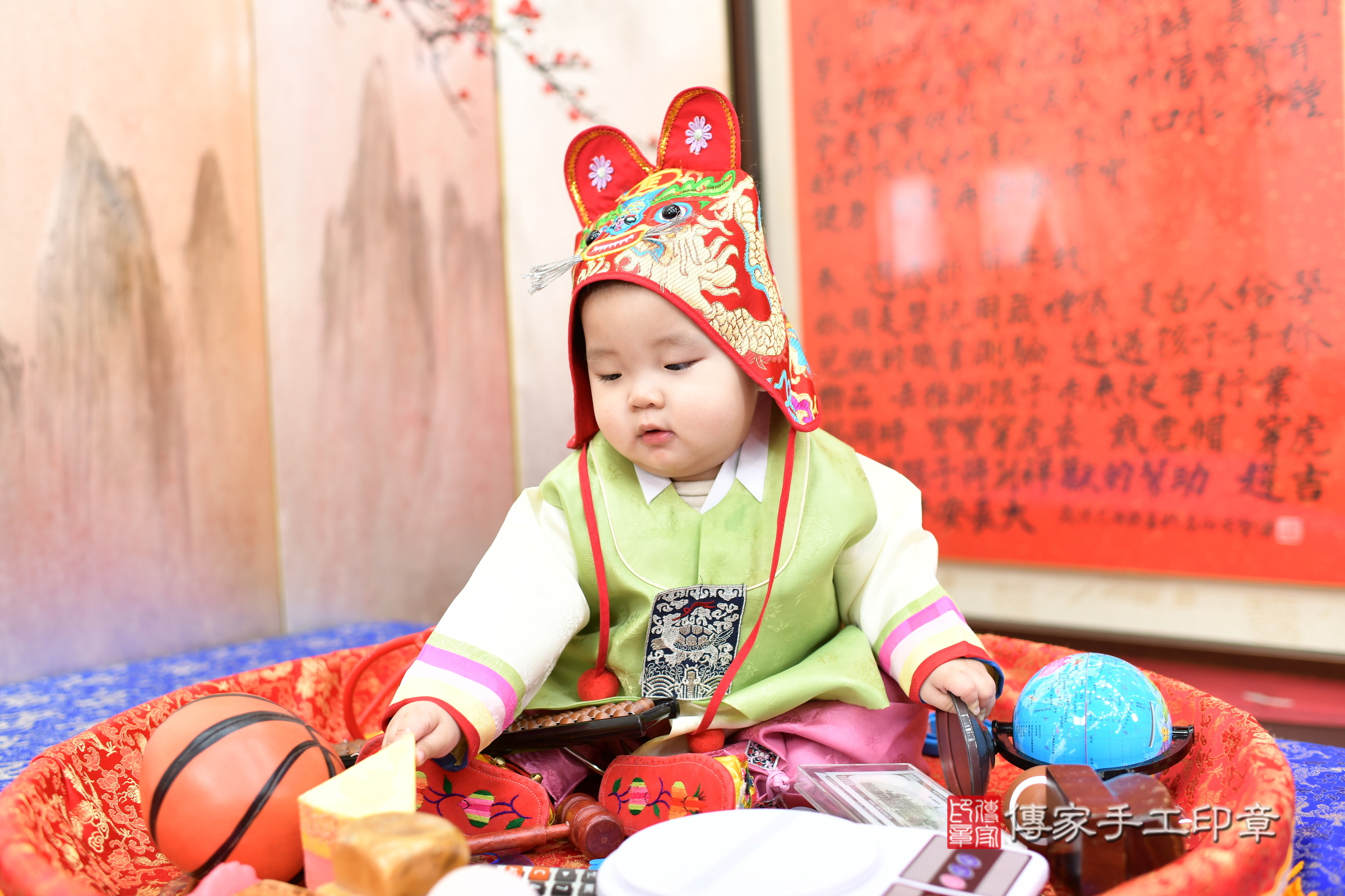 新北市永和區小勛寶寶抓周推薦:傳家新北店抓周度脺中國風會場,嬰兒古禮抓周流程儀式吉祥話、抓周道具物品24種、拍照。抓周證書。2025.2.9,照片8 新北市永和區小勛寶寶抓周推薦:傳家新北店抓周度脺中國風會場,嬰兒古禮抓周流程儀式吉祥話、抓周道具物品24種、拍照。抓周證書。2025.2.9,照片8
