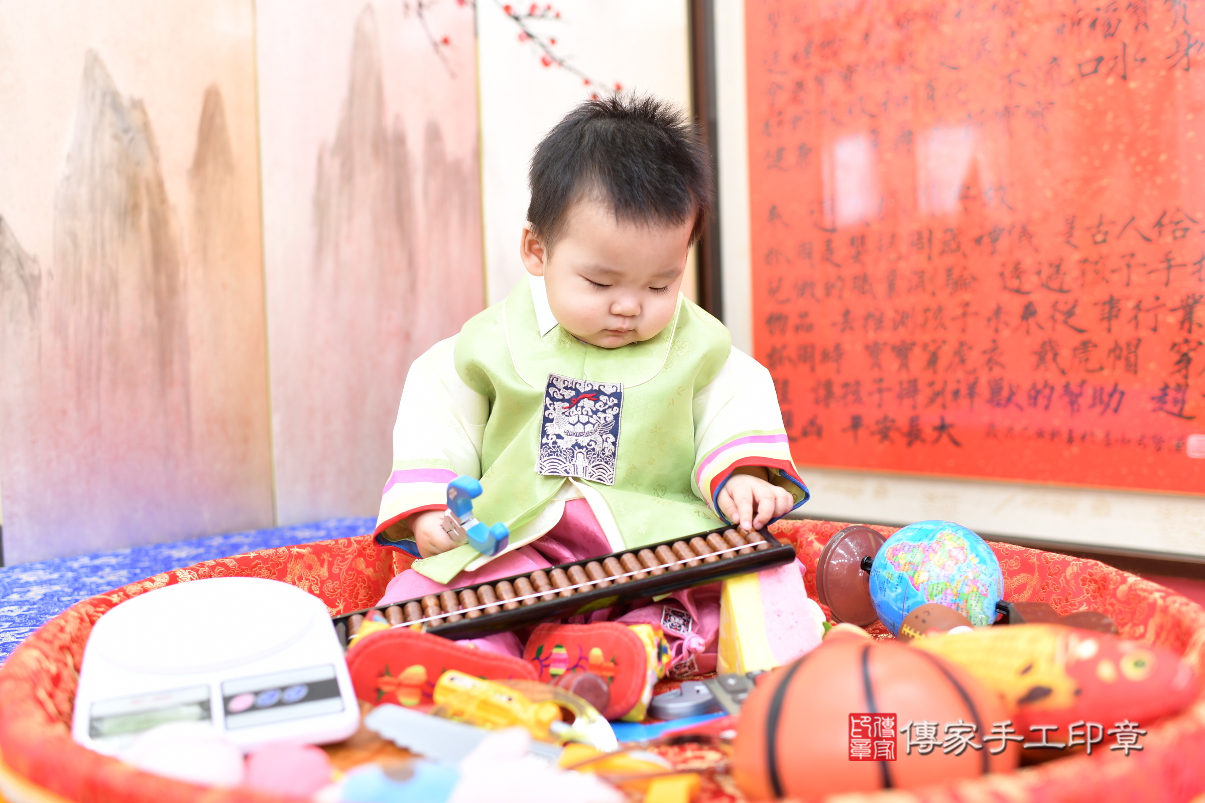 新北市永和區小勛寶寶抓周推薦:傳家新北店抓周度脺中國風會場,嬰兒古禮抓周流程儀式吉祥話、抓周道具物品24種、拍照。抓周證書。2025.2.9,照片5 新北市永和區小勛寶寶抓周推薦:傳家新北店抓周度脺中國風會場,嬰兒古禮抓周流程儀式吉祥話、抓周道具物品24種、拍照。抓周證書。2025.2.9,照片5