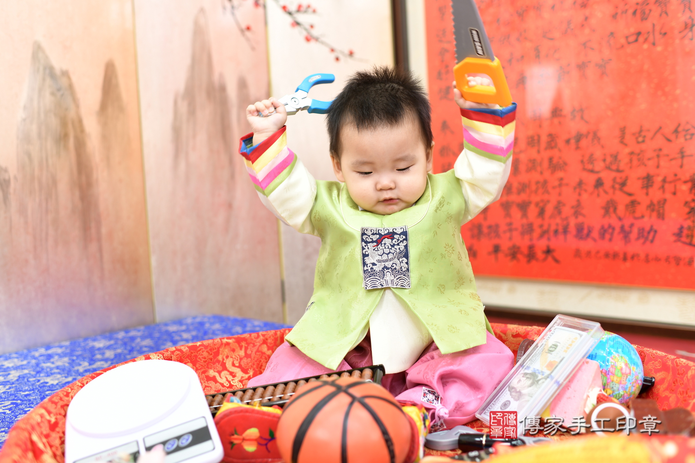 新北市永和區小勛寶寶抓周推薦:傳家新北店抓周度脺中國風會場,嬰兒古禮抓周流程儀式吉祥話、抓周道具物品24種、拍照。抓周證書。2025.2.9,照片7 新北市永和區小勛寶寶抓周推薦:傳家新北店抓周度脺中國風會場,嬰兒古禮抓周流程儀式吉祥話、抓周道具物品24種、拍照。抓周證書。2025.2.9,照片7