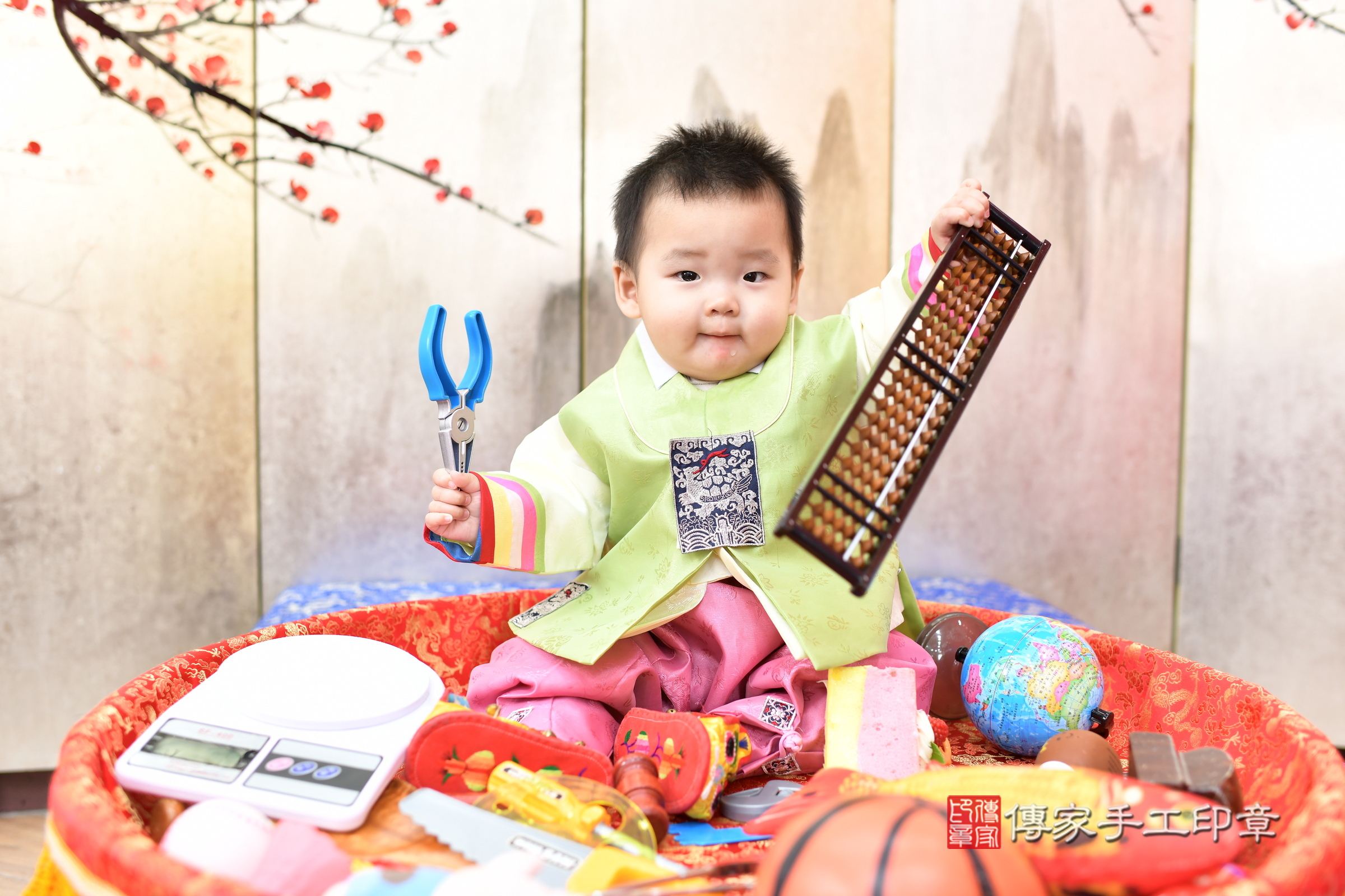 新北市永和區小勛寶寶抓周推薦：傳家新北店抓周度脺中國風會場，嬰兒古禮抓周流程儀式吉祥話、抓周道具物品24種、拍照。抓周證書。2025.2.9，照片1