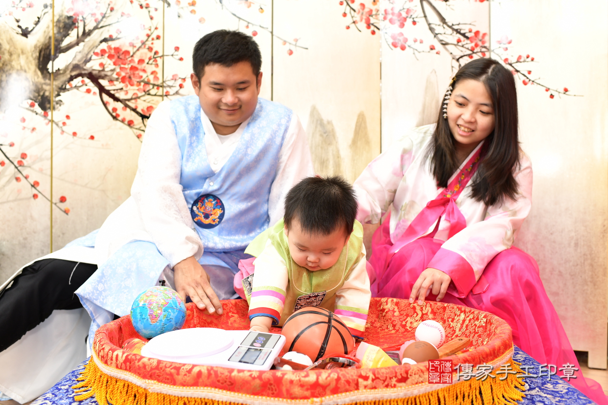 新北市永和區小勛寶寶抓周推薦:傳家新北店抓周度脺中國風會場,嬰兒古禮抓周流程儀式吉祥話、抓周道具物品24種、拍照。抓周證書。2025.2.9,照片4 新北市永和區小勛寶寶抓周推薦:傳家新北店抓周度脺中國風會場,嬰兒古禮抓周流程儀式吉祥話、抓周道具物品24種、拍照。抓周證書。2025.2.9,照片4