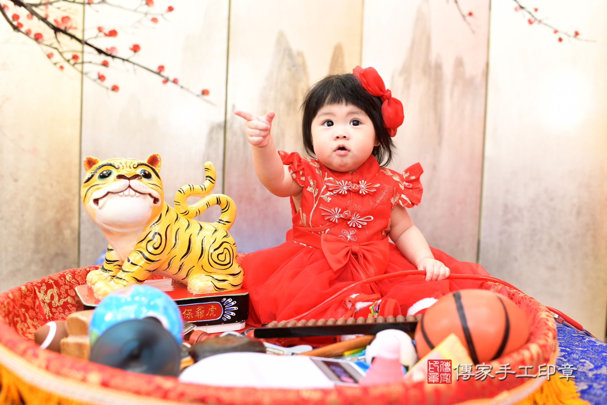 新北市永和區小瑀寶寶抓周推薦:傳家新北店抓周度脺中國風會場,嬰兒古禮抓周流程儀式吉祥話、抓周道具物品24種、拍照。抓周證書。2025.2.13,照片7 新北市永和區小瑀寶寶抓周推薦:傳家新北店抓周度脺中國風會場,嬰兒古禮抓周流程儀式吉祥話、抓周道具物品24種、拍照。抓周證書。2025.2.13,照片7