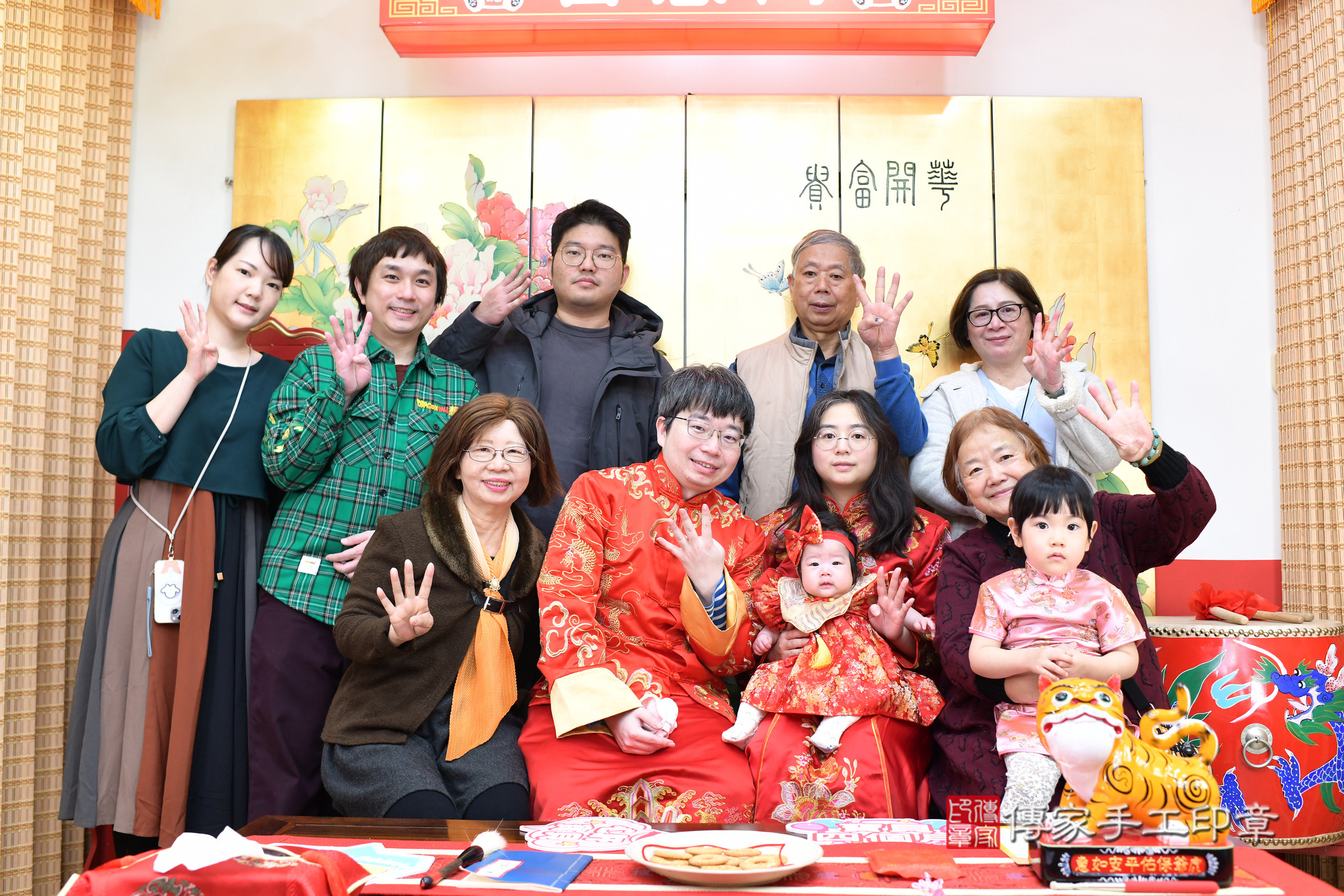 台北市大同區小杏寶寶收涎推薦:傳家台北店收涎中國風會場,嬰兒古禮收涎收口水流程儀式、收涎吉祥話、收涎餅乾、收涎拍照。收涎證書。2025.2.12,照片17 台北市大同區小杏寶寶收涎推薦:傳家台北店收涎中國風會場,嬰兒古禮收涎收口水流程儀式、收涎吉祥話、收涎餅乾、收涎拍照。收涎證書。2025.2.12,照片17