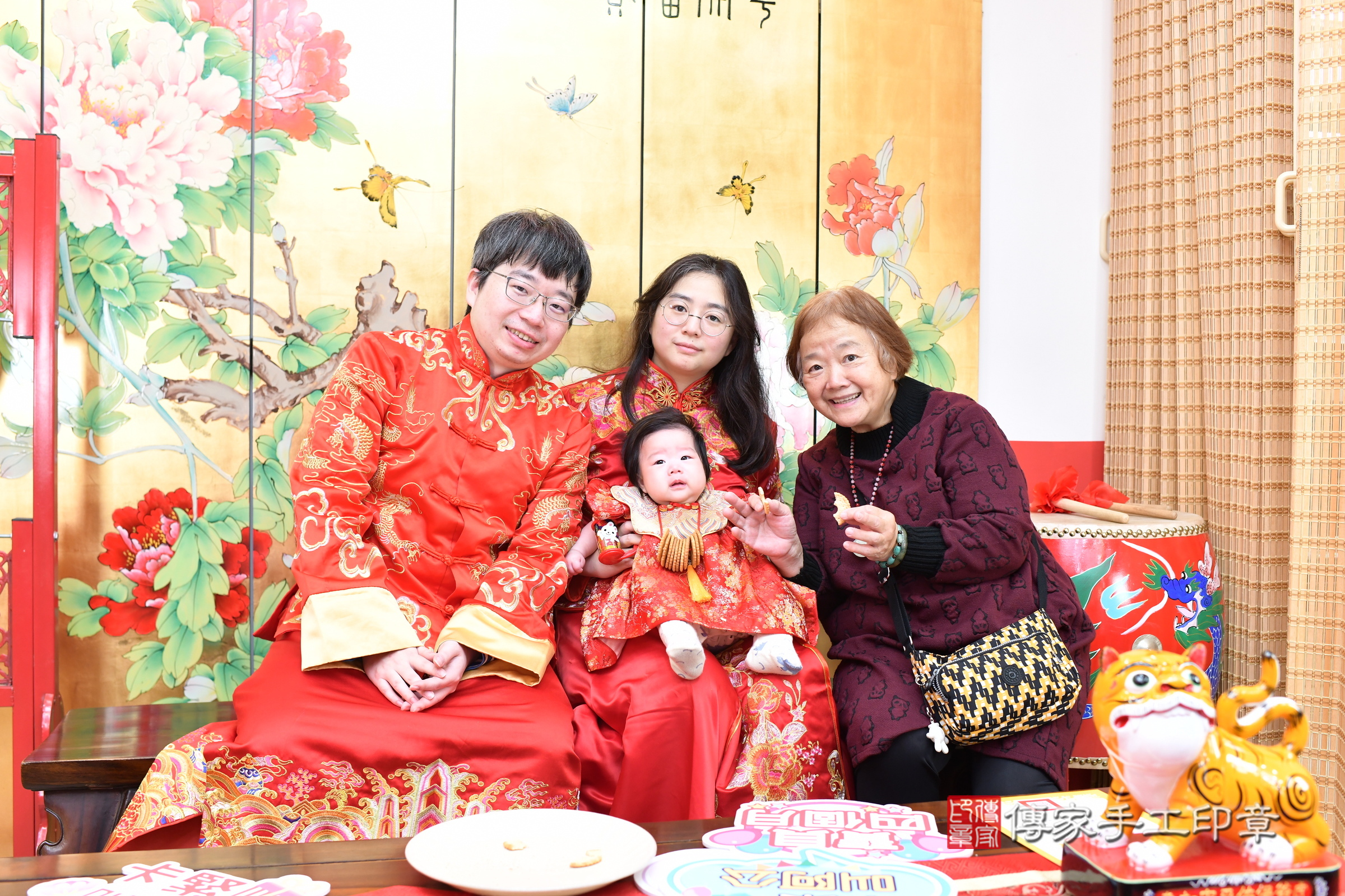 台北市大同區小杏寶寶收涎推薦:傳家台北店收涎中國風會場,嬰兒古禮收涎收口水流程儀式、收涎吉祥話、收涎餅乾、收涎拍照。收涎證書。2025.2.12,照片11 台北市大同區小杏寶寶收涎推薦:傳家台北店收涎中國風會場,嬰兒古禮收涎收口水流程儀式、收涎吉祥話、收涎餅乾、收涎拍照。收涎證書。2025.2.12,照片11