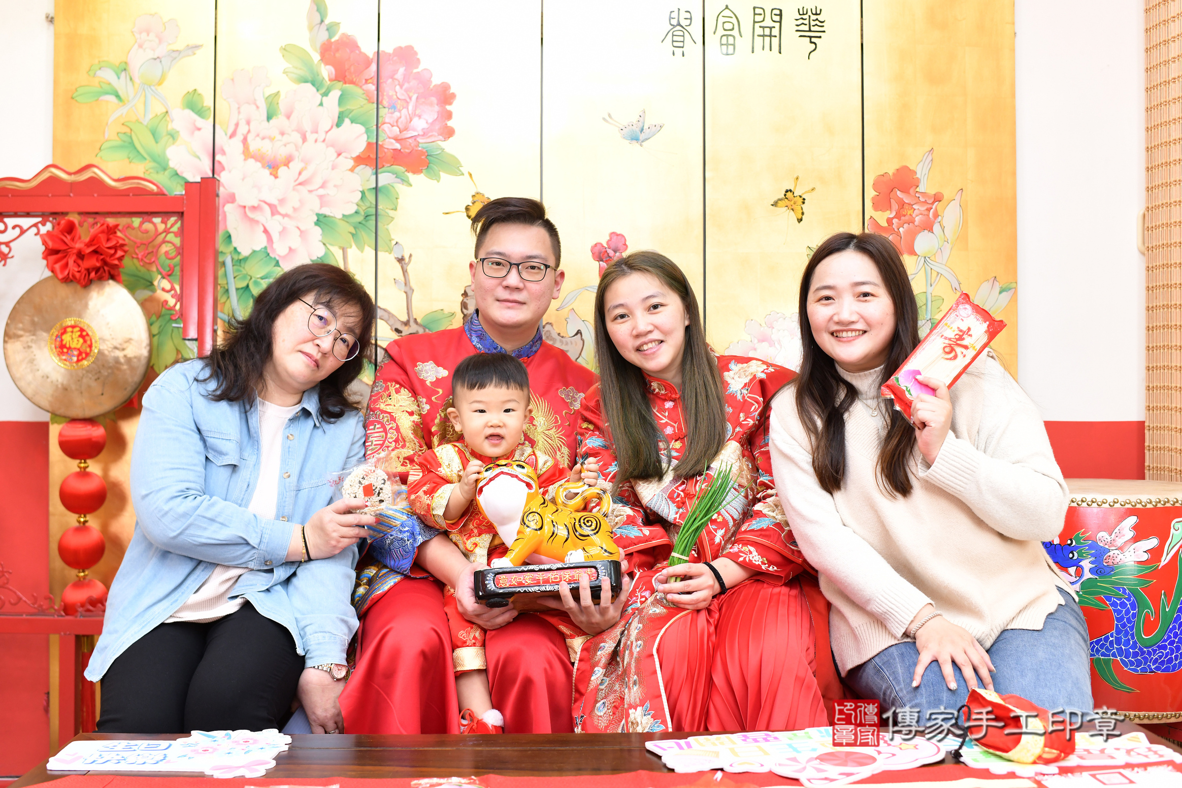 台北市大同區小緒寶寶抓周推薦:傳家台北店抓周度脺中國風會場,嬰兒古禮抓周流程儀式吉祥話、抓周道具物品24種、拍照。抓周證書。2025.2.15,照片14 台北市大同區小緒寶寶抓周推薦:傳家台北店抓周度脺中國風會場,嬰兒古禮抓周流程儀式吉祥話、抓周道具物品24種、拍照。抓周證書。2025.2.15,照片14