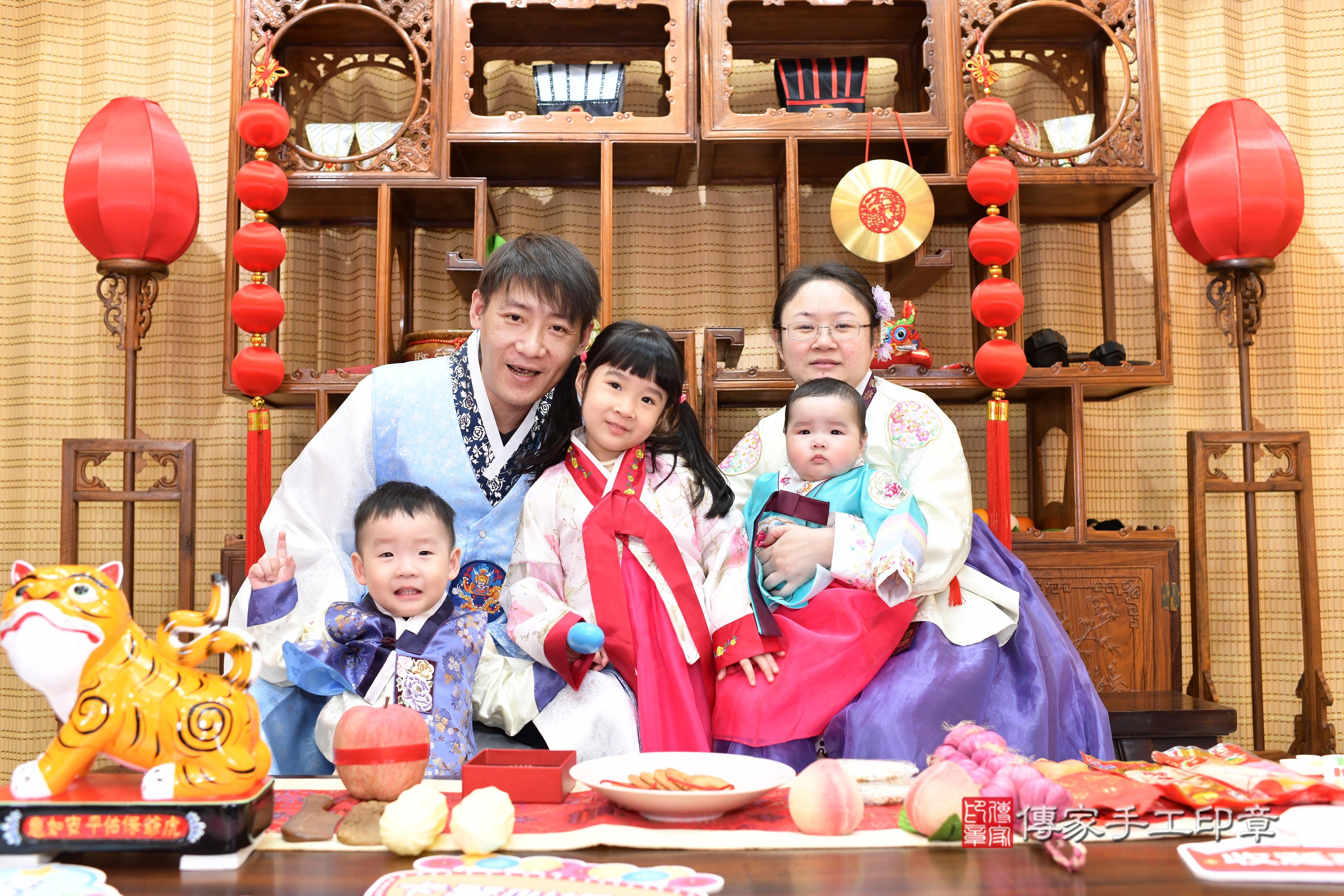 傳家手工印章台南店、抓周、度脺、中國風會場、傳家嬰兒古禮、吉祥話、抓周道具物品24種、拍照。抓周證書。寶寶抓周、滿周歲、生日快樂、祝福