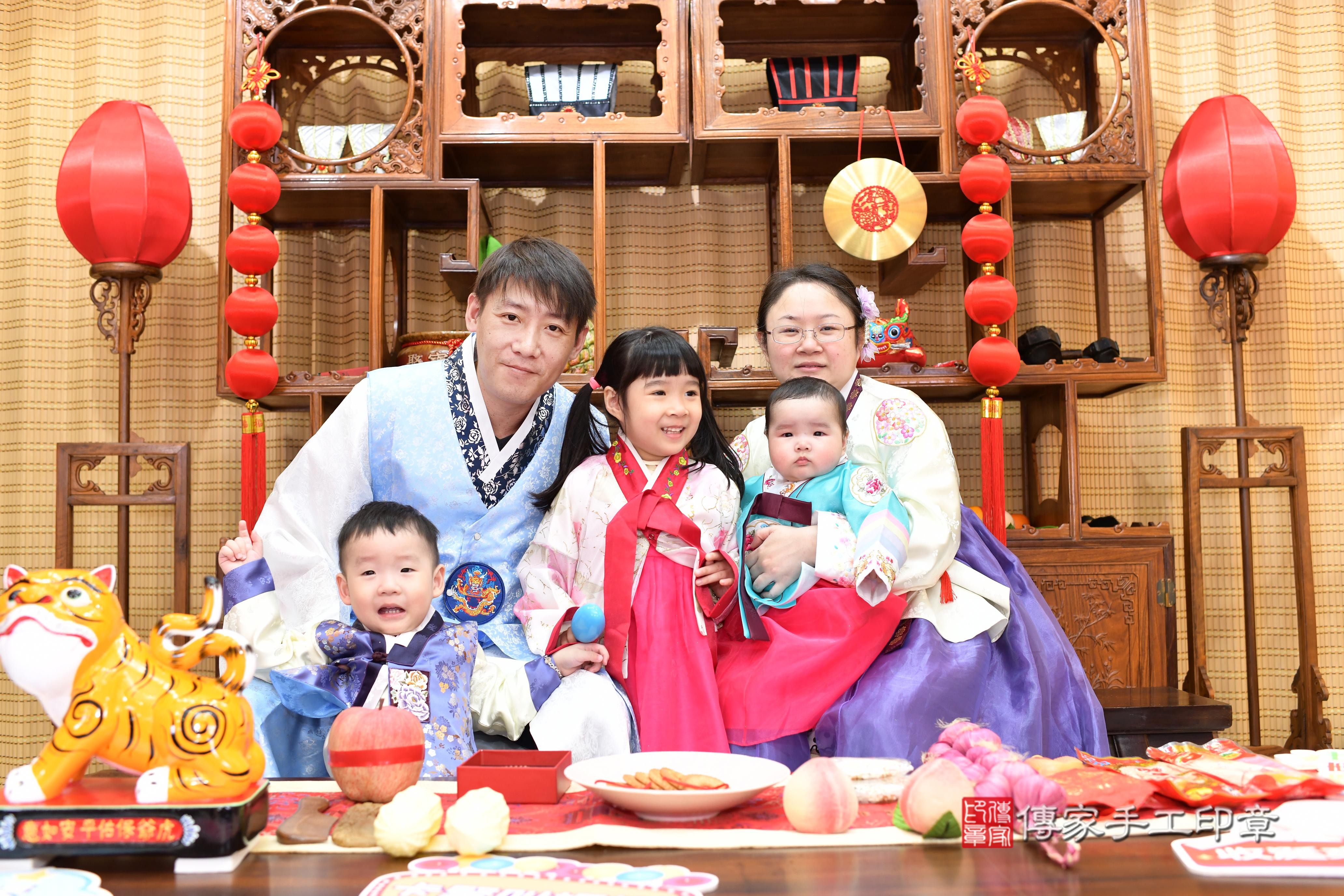 傳家手工印章台南店、抓周、度脺、中國風會場、傳家嬰兒古禮、吉祥話、抓周道具物品24種、拍照。抓周證書。寶寶抓周、滿周歲、生日快樂、祝福