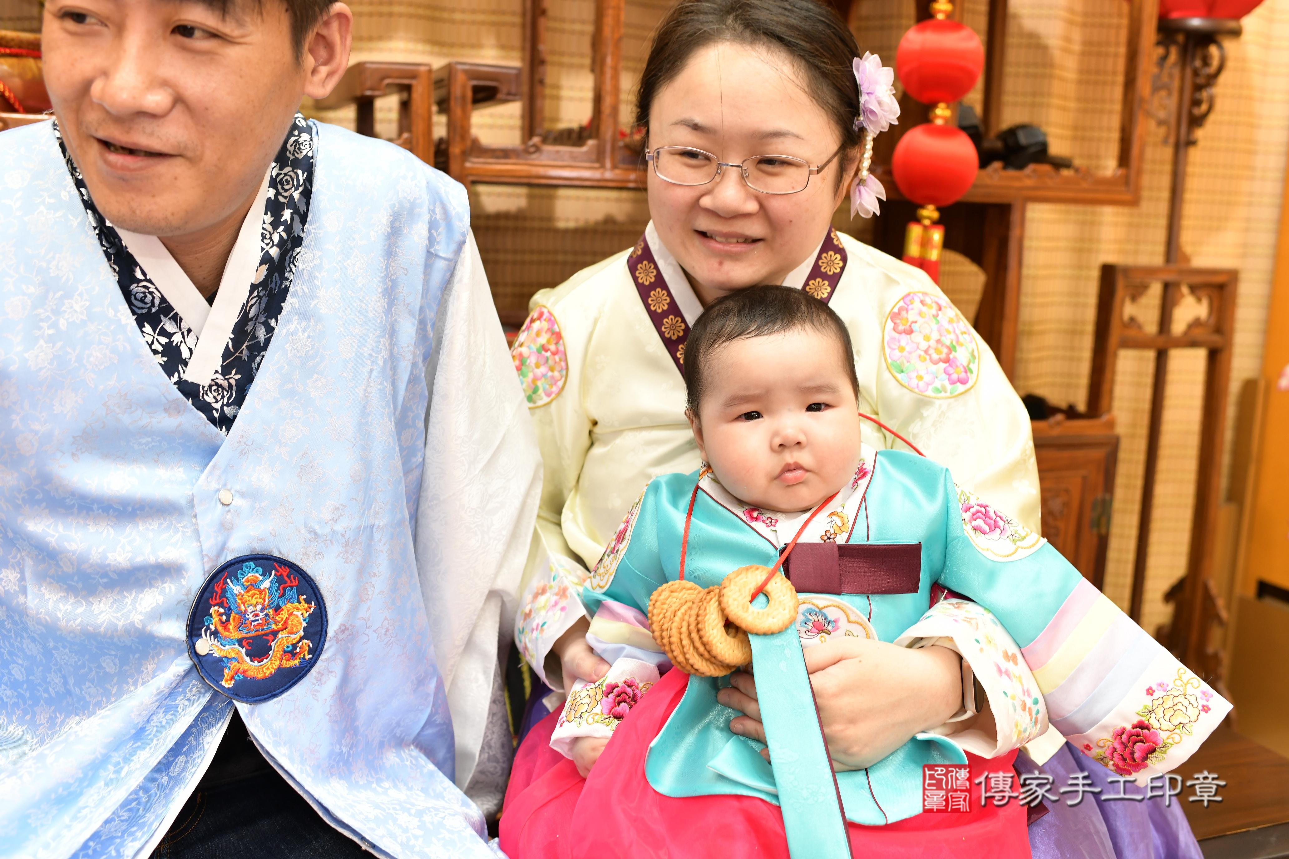 傳家手工印章台南店、抓周、度脺、中國風會場、傳家嬰兒古禮、吉祥話、抓周道具物品24種、拍照。抓周證書。寶寶抓周、滿周歲、生日快樂、祝福