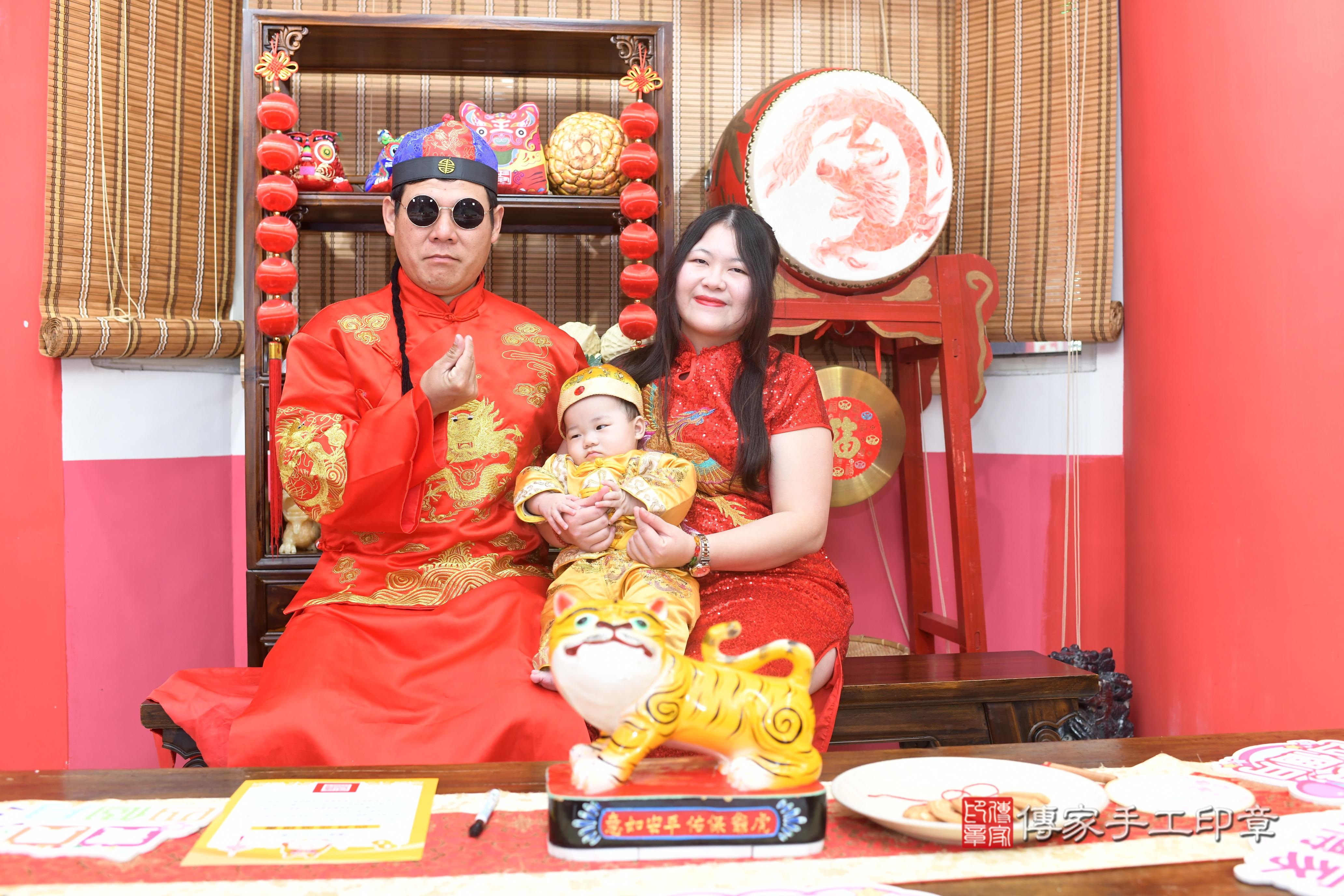 傳家手工印章高雄店、抓周、度脺、中國風會場、傳家嬰兒古禮、吉祥話、抓周道具物品24種、拍照。抓周證書。寶寶抓周、滿周歲、生日快樂、祝福 傳家手工印章高雄店、抓周、度脺、中國風會場、傳家嬰兒古禮、吉祥話、抓周道具物品24種、拍照。抓周證書。寶寶抓周、滿周歲、生日快樂、祝福