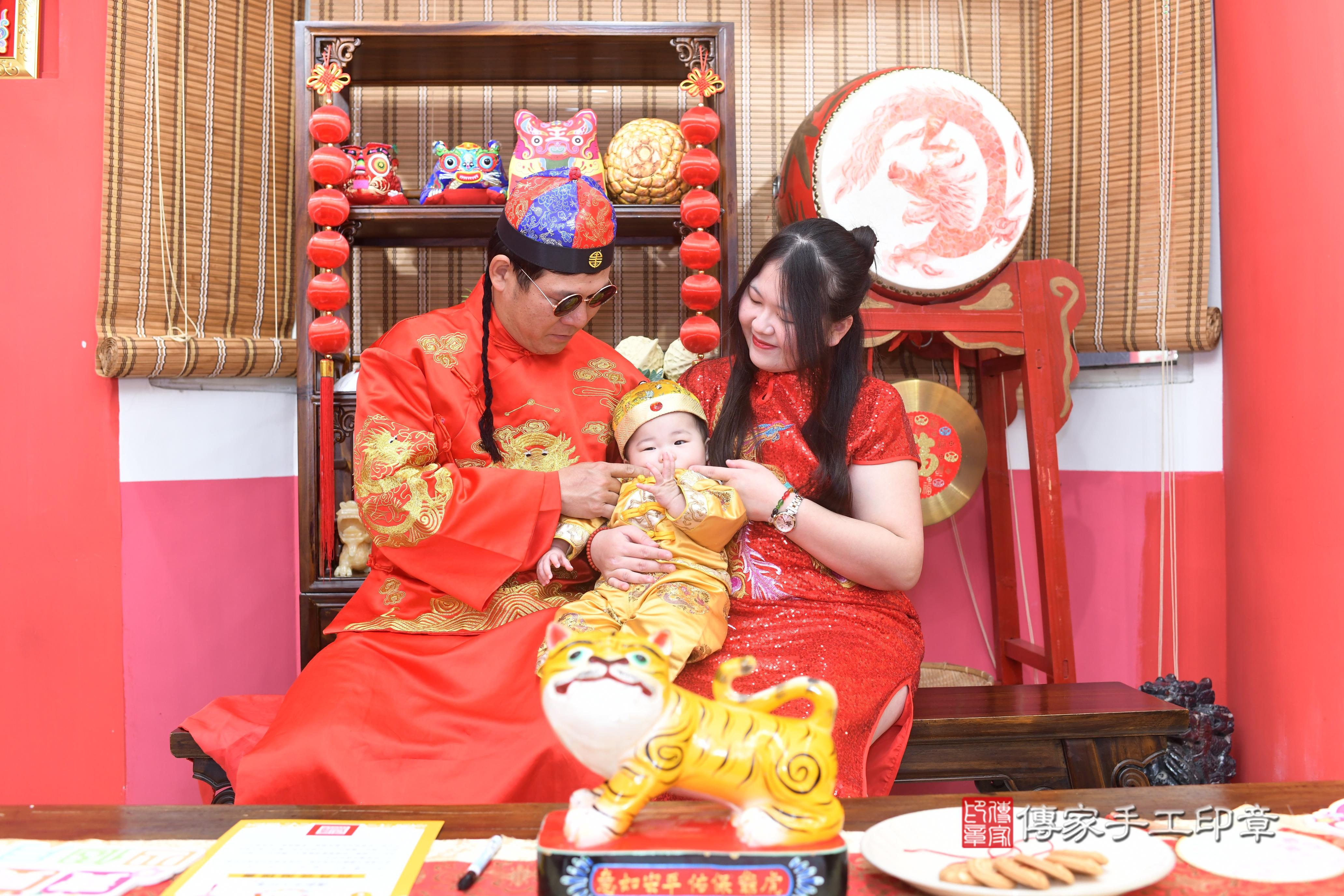 傳家手工印章高雄店、抓周、度脺、中國風會場、傳家嬰兒古禮、吉祥話、抓周道具物品24種、拍照。抓周證書。寶寶抓周、滿周歲、生日快樂、祝福