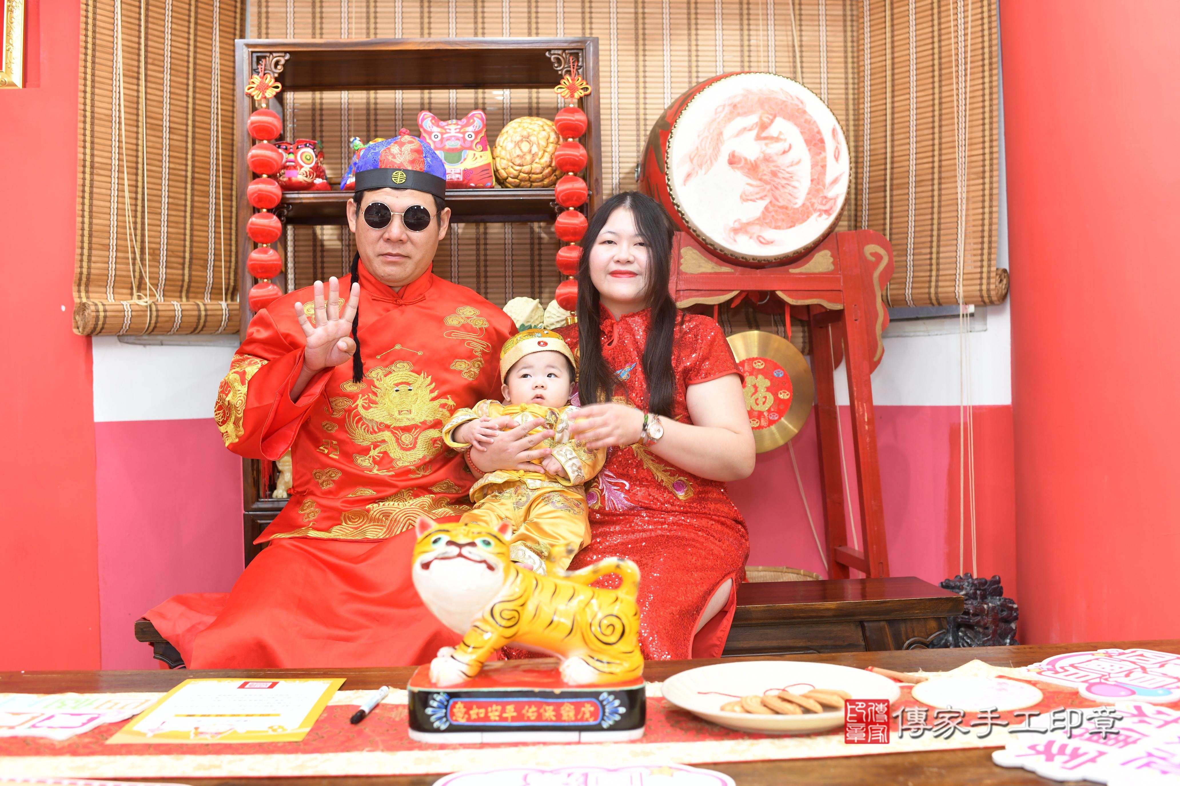 傳家手工印章高雄店、抓周、度脺、中國風會場、傳家嬰兒古禮、吉祥話、抓周道具物品24種、拍照。抓周證書。寶寶抓周、滿周歲、生日快樂、祝福 傳家手工印章高雄店、抓周、度脺、中國風會場、傳家嬰兒古禮、吉祥話、抓周道具物品24種、拍照。抓周證書。寶寶抓周、滿周歲、生日快樂、祝福