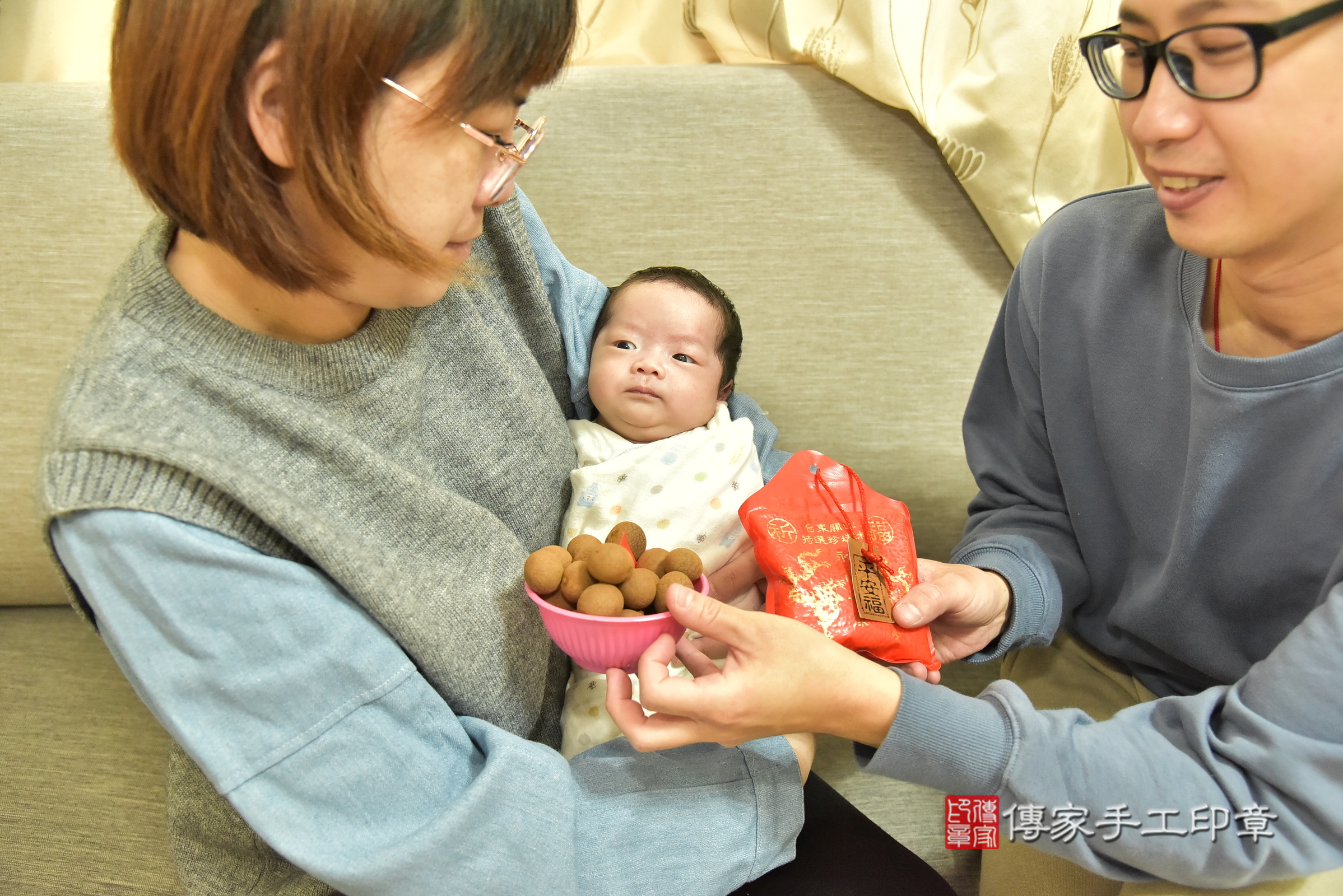 小辰寶寶(新北市板橋區到府嬰兒小辰寶寶滿月剃頭理髮、到府嬰兒剃胎毛儀式吉祥話)。到府剃頭剃胎毛主持、專業拍照、證書。★購買「臍帶章、肚臍章、胎毛筆刷印章」贈送：剃頭、收涎、抓周，三選一。2025.2.12，照片6