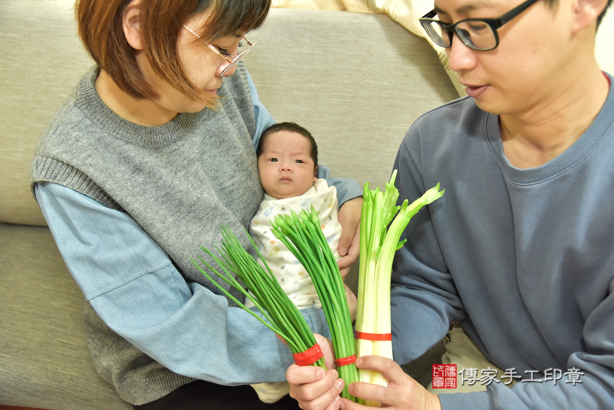 小辰寶寶(新北市板橋區到府嬰兒小辰寶寶滿月剃頭理髮、到府嬰兒剃胎毛儀式吉祥話)。到府剃頭剃胎毛主持、專業拍照、證書。★購買「臍帶章、肚臍章、胎毛筆刷印章」贈送：剃頭、收涎、抓周，三選一。2025.2.12，照片12