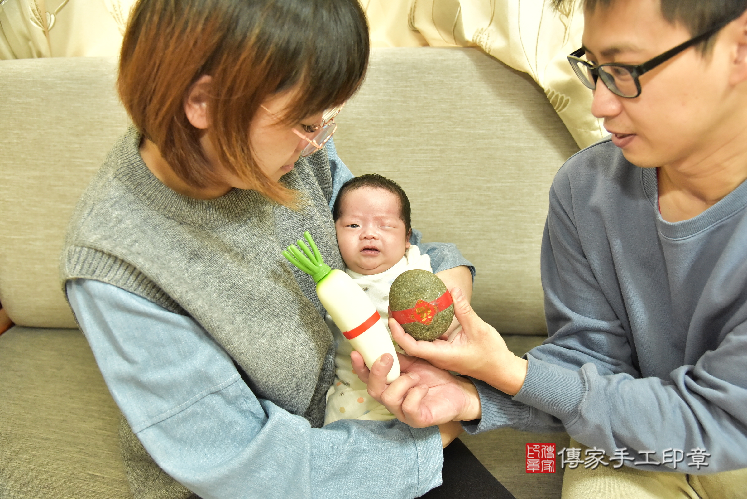 小辰寶寶(新北市板橋區到府嬰兒小辰寶寶滿月剃頭理髮、到府嬰兒剃胎毛儀式吉祥話)。到府剃頭剃胎毛主持、專業拍照、證書。★購買「臍帶章、肚臍章、胎毛筆刷印章」贈送：剃頭、收涎、抓周，三選一。2025.2.12，照片8