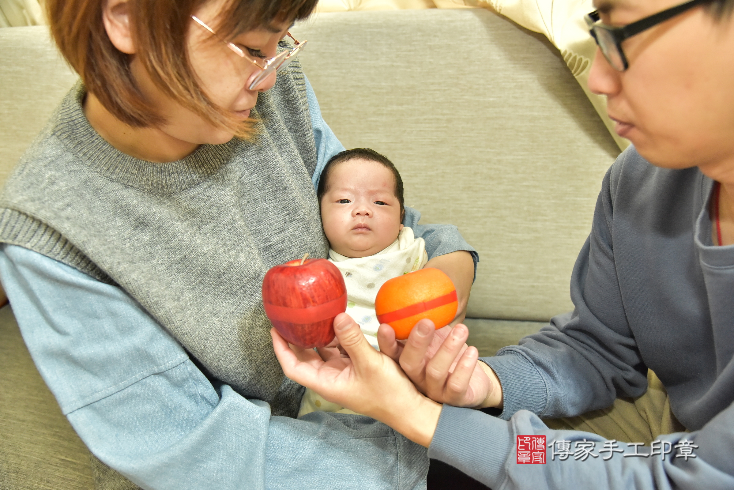 小辰寶寶(新北市板橋區到府嬰兒小辰寶寶滿月剃頭理髮、到府嬰兒剃胎毛儀式吉祥話)。到府剃頭剃胎毛主持、專業拍照、證書。★購買「臍帶章、肚臍章、胎毛筆刷印章」贈送：剃頭、收涎、抓周，三選一。2025.2.12，照片10