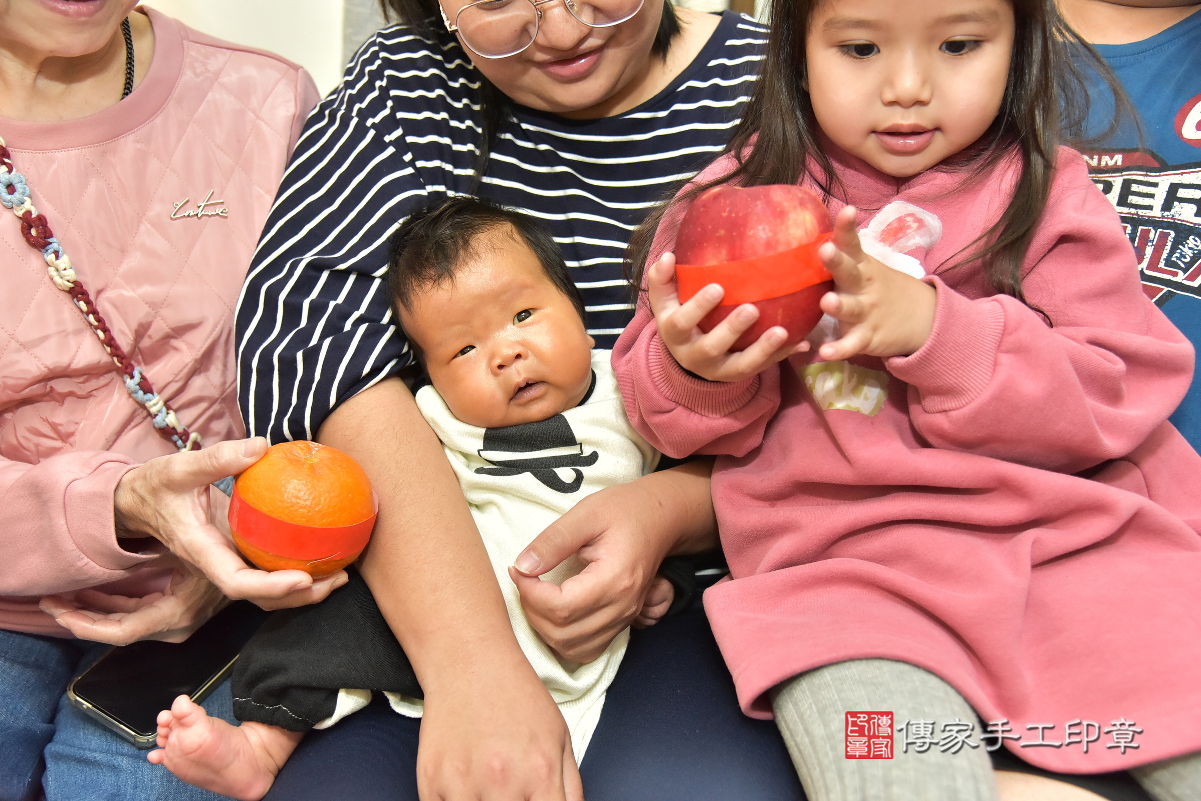 喆喆寶寶(新北市永和區到府嬰兒喆喆寶寶滿月剃頭理髮、到府嬰兒剃胎毛儀式吉祥話)。到府剃頭剃胎毛主持、專業拍照、證書。★購買「臍帶章、肚臍章、胎毛筆刷印章」贈送：剃頭、收涎、抓周，三選一。2025.2.16，照片10