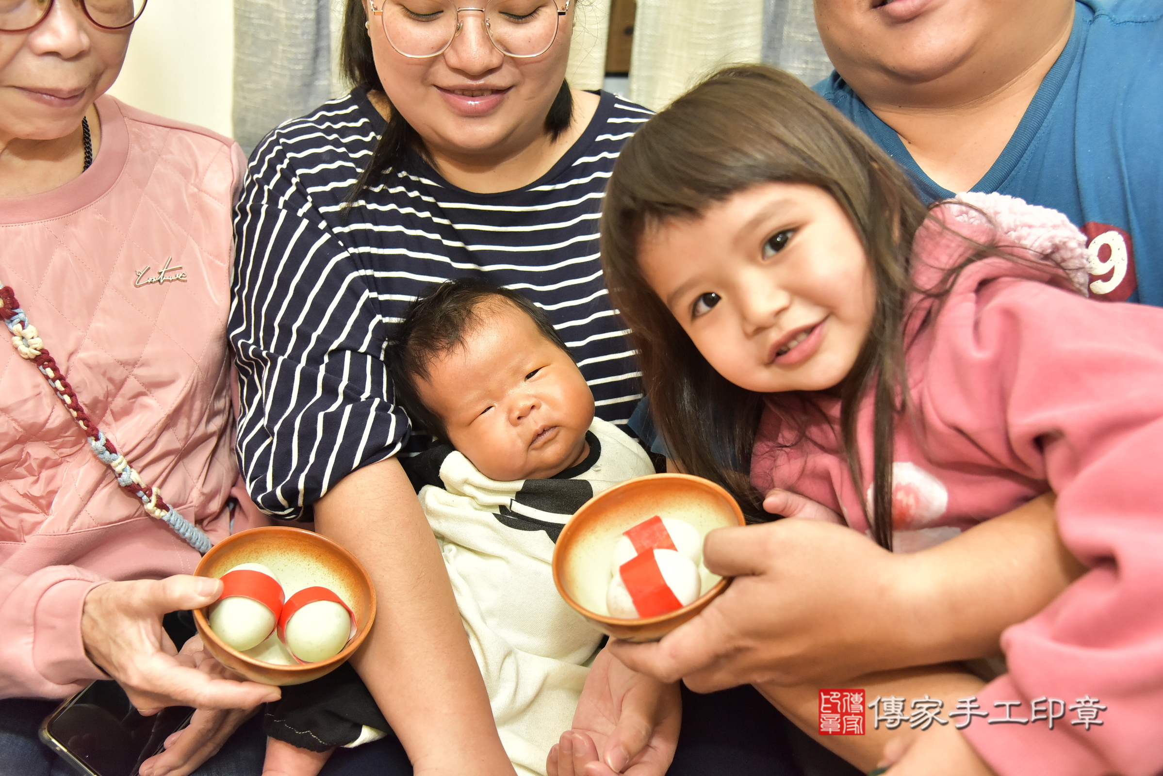 喆喆寶寶(新北市永和區到府嬰兒喆喆寶寶滿月剃頭理髮、到府嬰兒剃胎毛儀式吉祥話)。到府剃頭剃胎毛主持、專業拍照、證書。★購買「臍帶章、肚臍章、胎毛筆刷印章」贈送：剃頭、收涎、抓周，三選一。2025.2.16，照片5