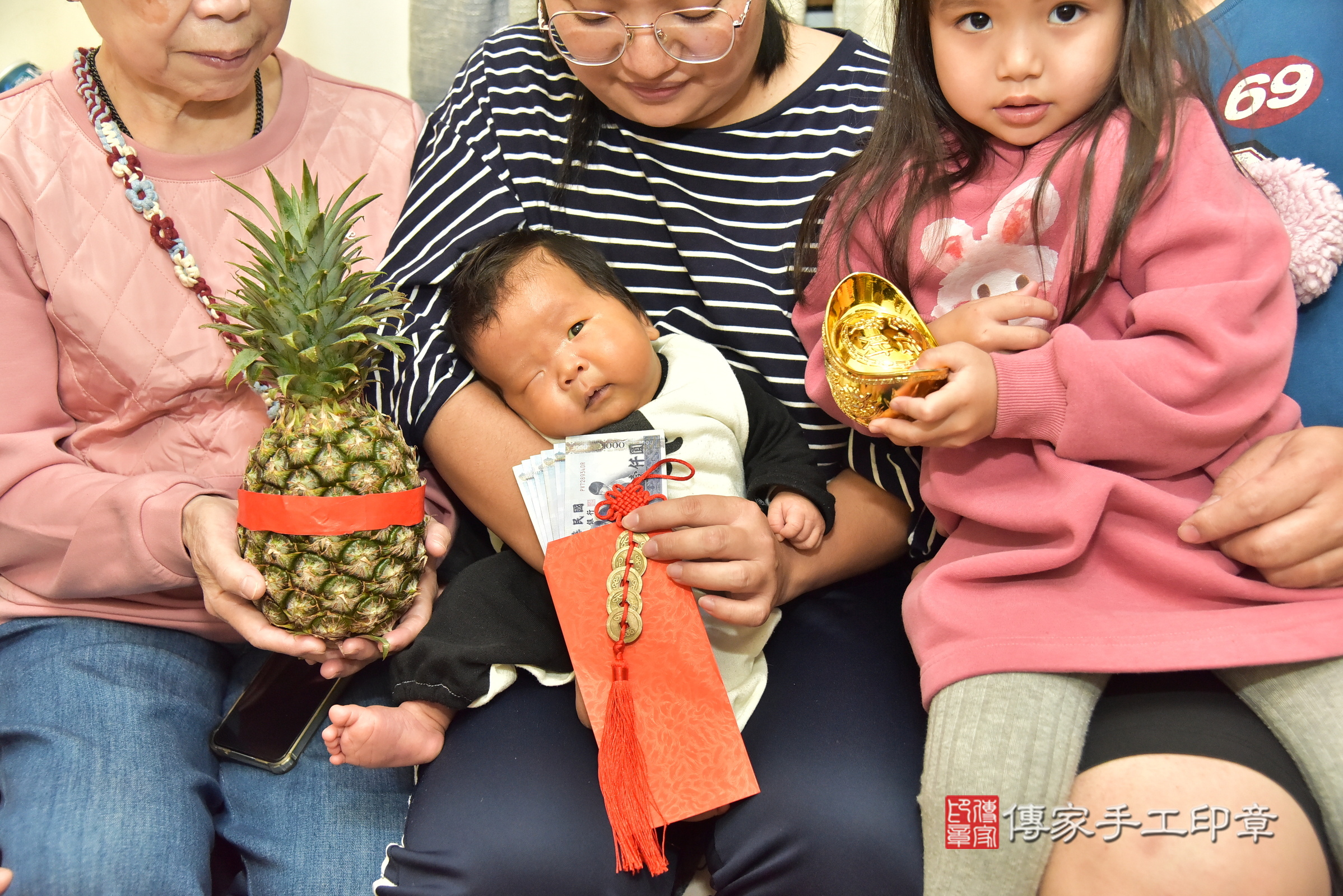 喆喆寶寶(新北市永和區到府嬰兒喆喆寶寶滿月剃頭理髮、到府嬰兒剃胎毛儀式吉祥話)。到府剃頭剃胎毛主持、專業拍照、證書。★購買「臍帶章、肚臍章、胎毛筆刷印章」贈送：剃頭、收涎、抓周，三選一。2025.2.16，照片14