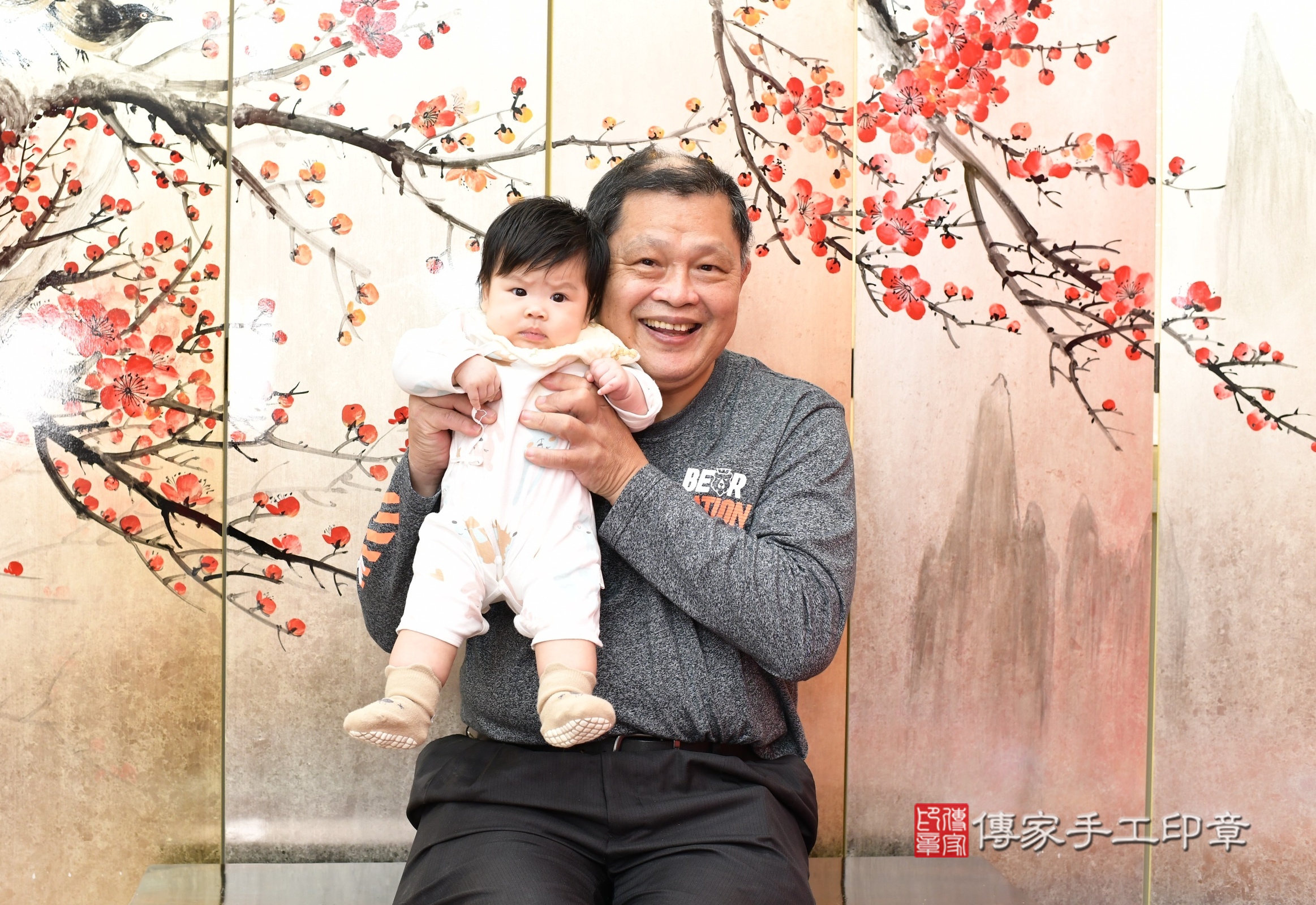 新北市永和區彤彤寶寶收涎推薦:傳家新北店收涎中國風會場,嬰兒古禮收涎收口水流程儀式、收涎吉祥話、收涎餅乾、收涎拍照。收涎證書。2025.2.17,照片8 新北市永和區彤彤寶寶收涎推薦:傳家新北店收涎中國風會場,嬰兒古禮收涎收口水流程儀式、收涎吉祥話、收涎餅乾、收涎拍照。收涎證書。2025.2.17,照片8