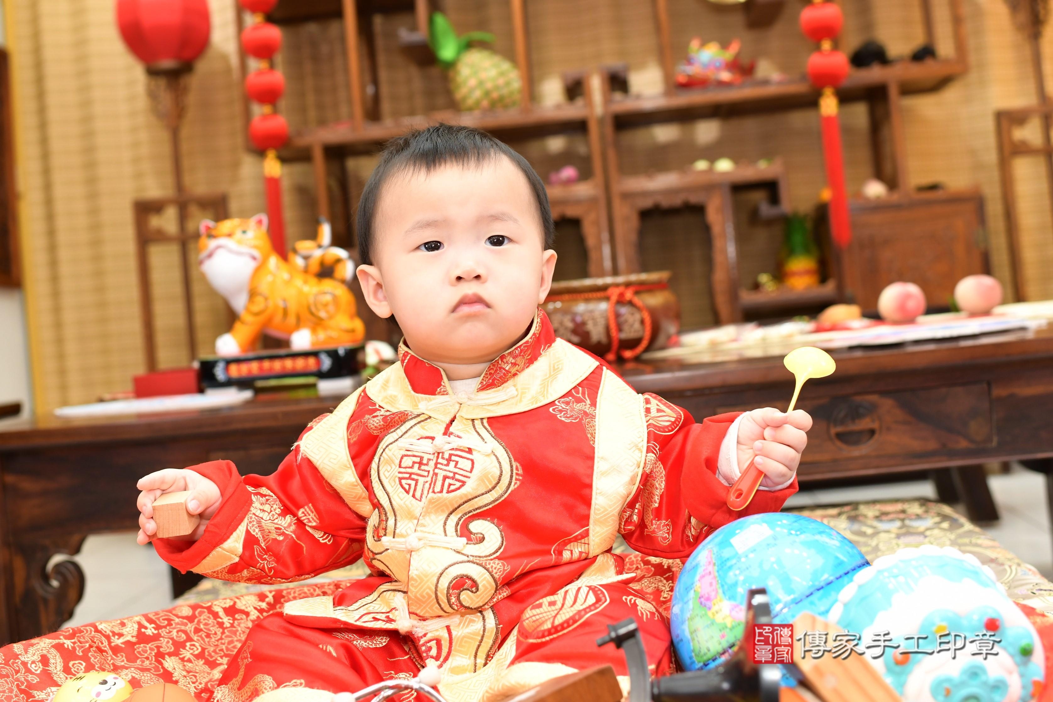 傳家手工印章台南店、抓周、度脺、中國風會場、傳家嬰兒古禮、吉祥話、抓周道具物品24種、拍照。抓周證書。寶寶抓周、滿周歲、生日快樂、祝福