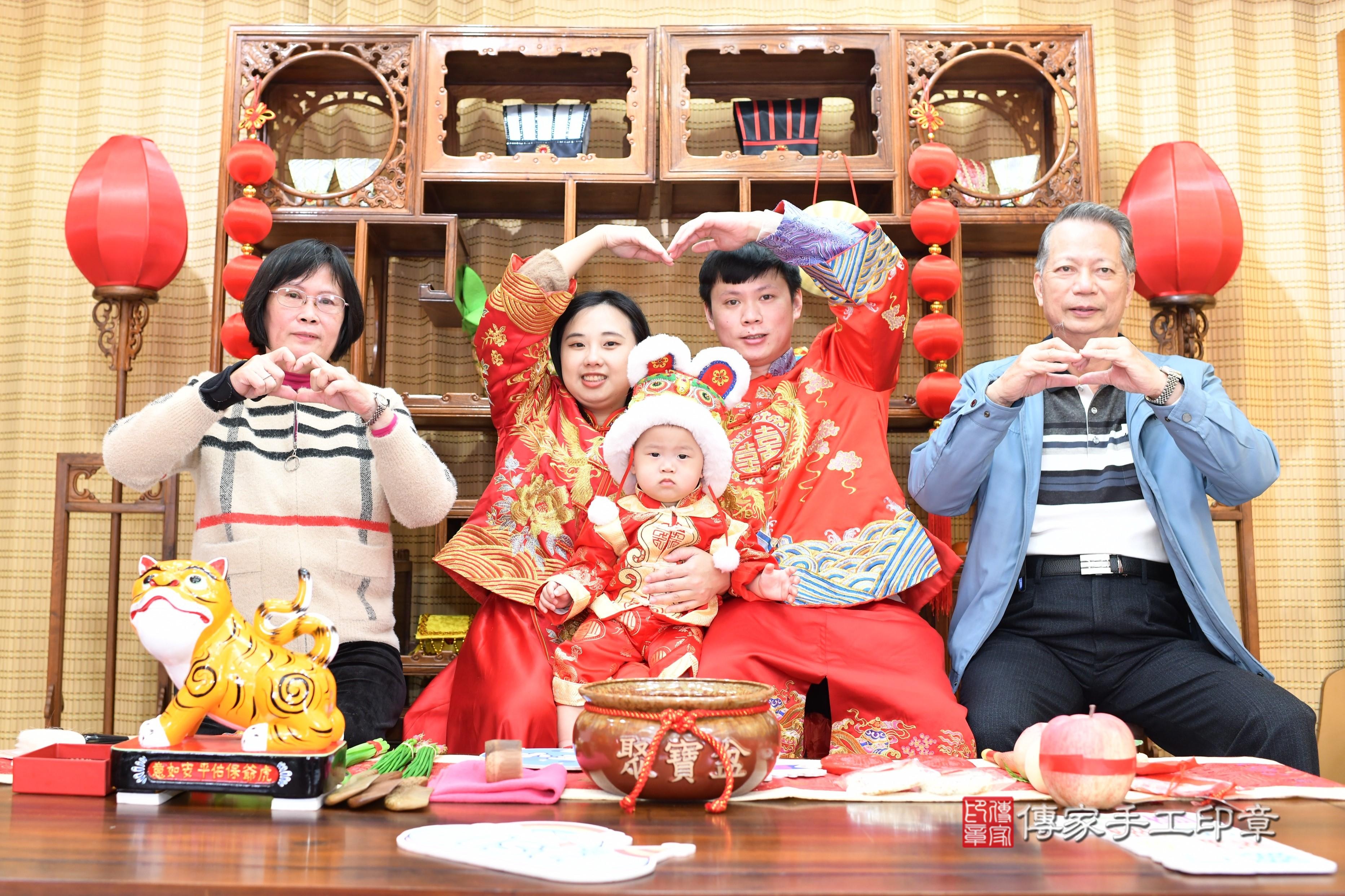 傳家手工印章台南店、抓周、度脺、中國風會場、傳家嬰兒古禮、吉祥話、抓周道具物品24種、拍照。抓周證書。寶寶抓周、滿周歲、生日快樂、祝福 傳家手工印章台南店、抓周、度脺、中國風會場、傳家嬰兒古禮、吉祥話、抓周道具物品24種、拍照。抓周證書。寶寶抓周、滿周歲、生日快樂、祝福