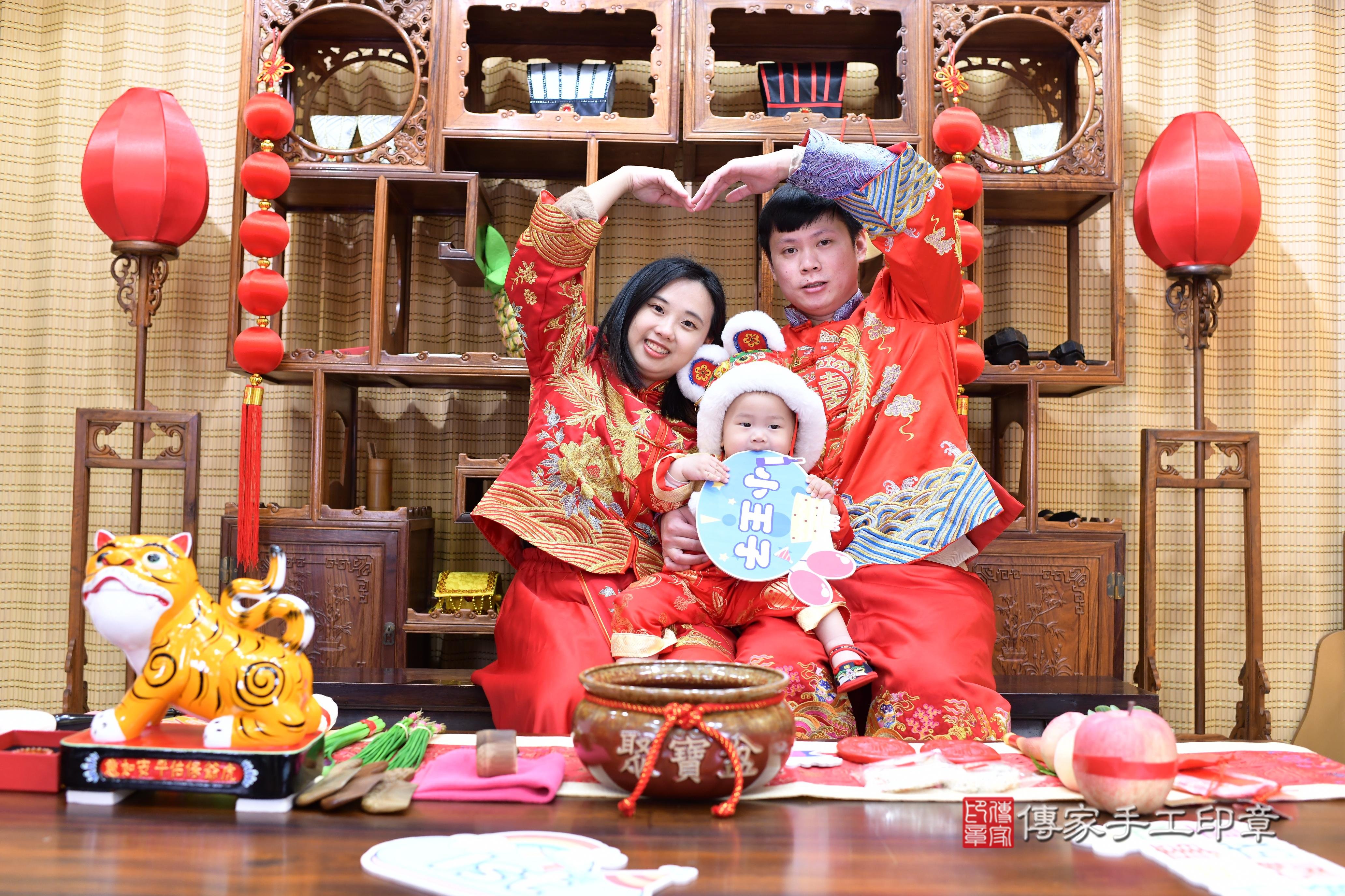 傳家手工印章台南店、抓周、度脺、中國風會場、傳家嬰兒古禮、吉祥話、抓周道具物品24種、拍照。抓周證書。寶寶抓周、滿周歲、生日快樂、祝福 傳家手工印章台南店、抓周、度脺、中國風會場、傳家嬰兒古禮、吉祥話、抓周道具物品24種、拍照。抓周證書。寶寶抓周、滿周歲、生日快樂、祝福