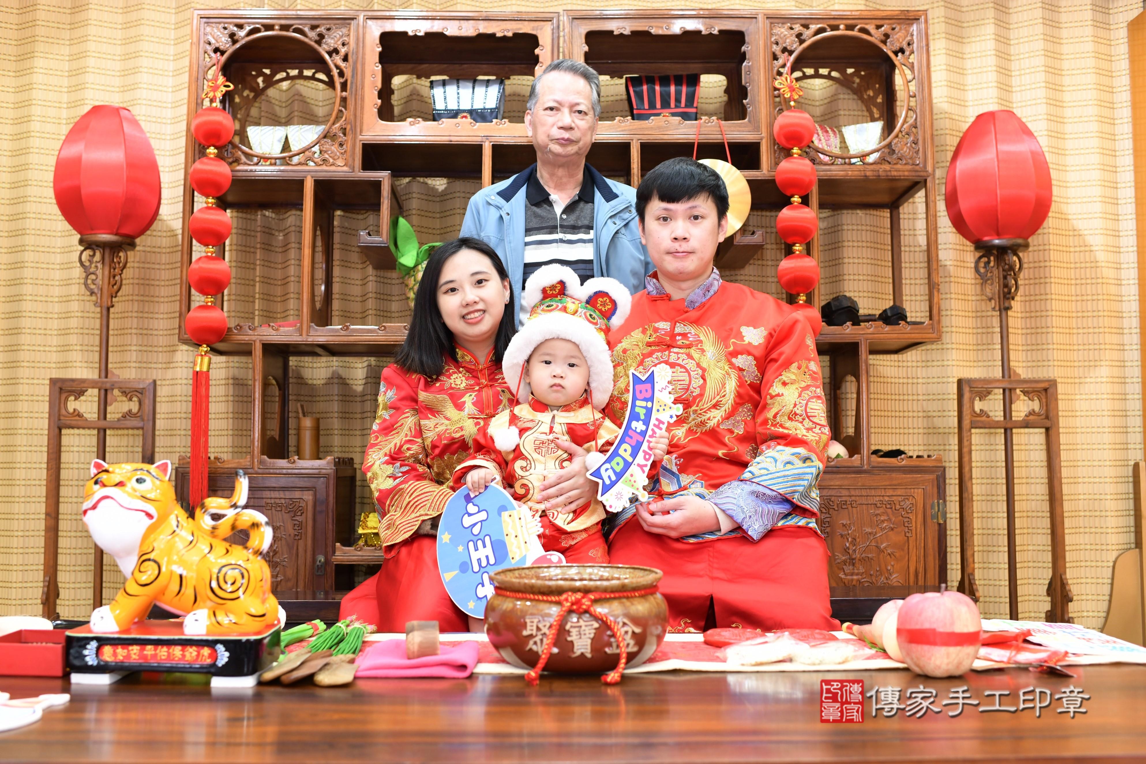 傳家手工印章台南店、抓周、度脺、中國風會場、傳家嬰兒古禮、吉祥話、抓周道具物品24種、拍照。抓周證書。寶寶抓周、滿周歲、生日快樂、祝福 傳家手工印章台南店、抓周、度脺、中國風會場、傳家嬰兒古禮、吉祥話、抓周道具物品24種、拍照。抓周證書。寶寶抓周、滿周歲、生日快樂、祝福