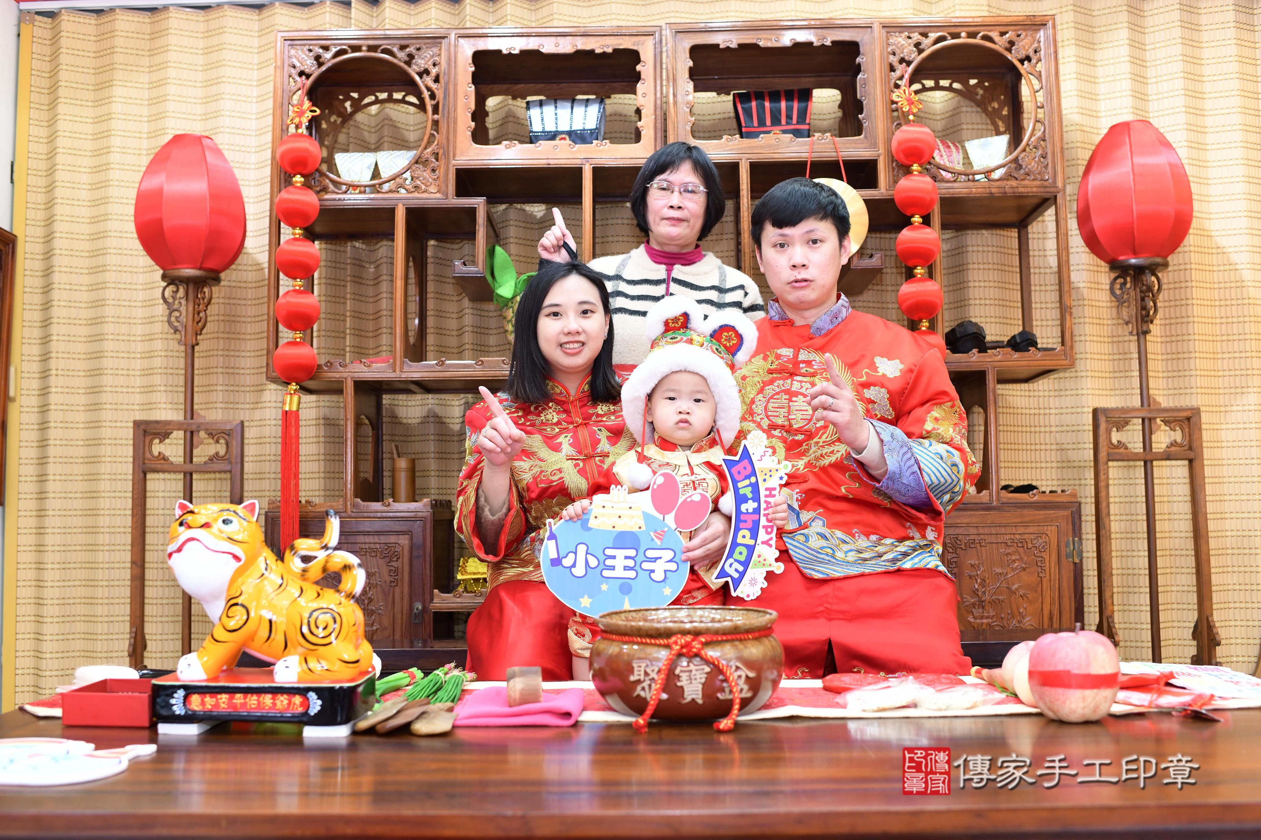 傳家手工印章台南店、抓周、度脺、中國風會場、傳家嬰兒古禮、吉祥話、抓周道具物品24種、拍照。抓周證書。寶寶抓周、滿周歲、生日快樂、祝福 傳家手工印章台南店、抓周、度脺、中國風會場、傳家嬰兒古禮、吉祥話、抓周道具物品24種、拍照。抓周證書。寶寶抓周、滿周歲、生日快樂、祝福