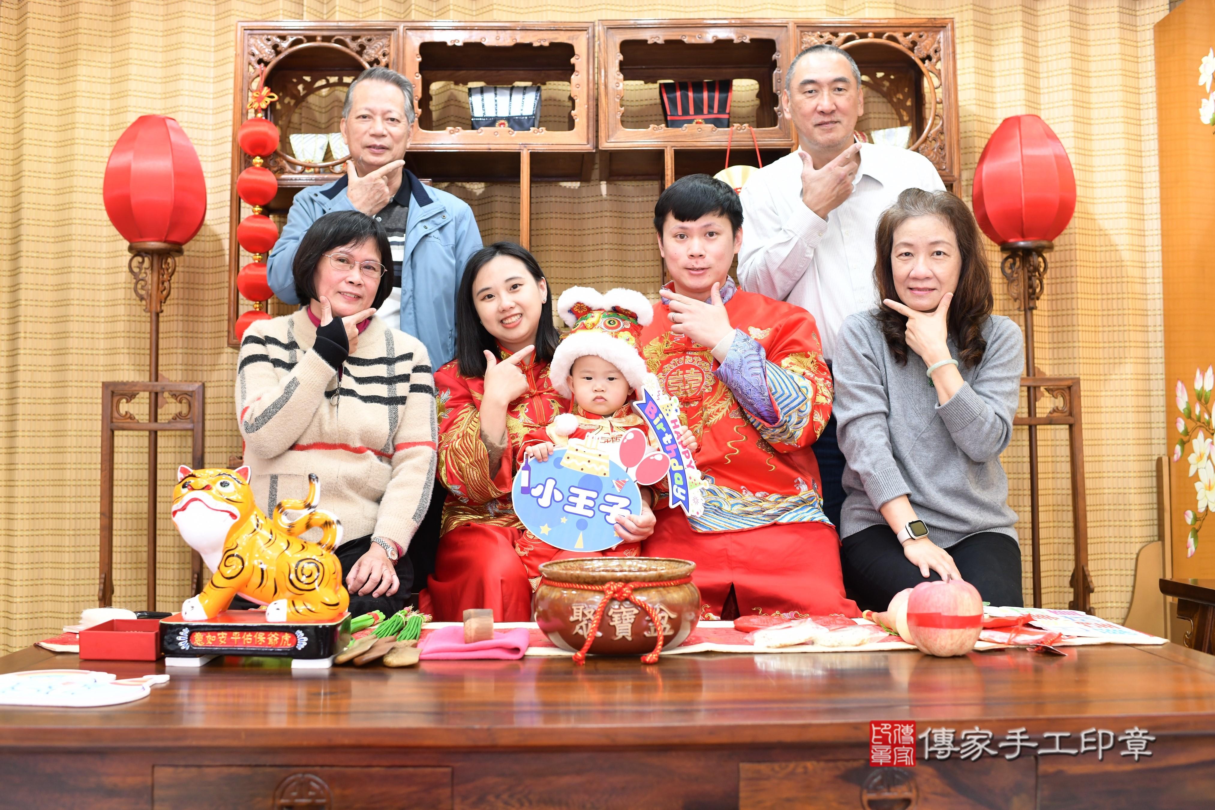 傳家手工印章台南店、抓周、度脺、中國風會場、傳家嬰兒古禮、吉祥話、抓周道具物品24種、拍照。抓周證書。寶寶抓周、滿周歲、生日快樂、祝福 傳家手工印章台南店、抓周、度脺、中國風會場、傳家嬰兒古禮、吉祥話、抓周道具物品24種、拍照。抓周證書。寶寶抓周、滿周歲、生日快樂、祝福