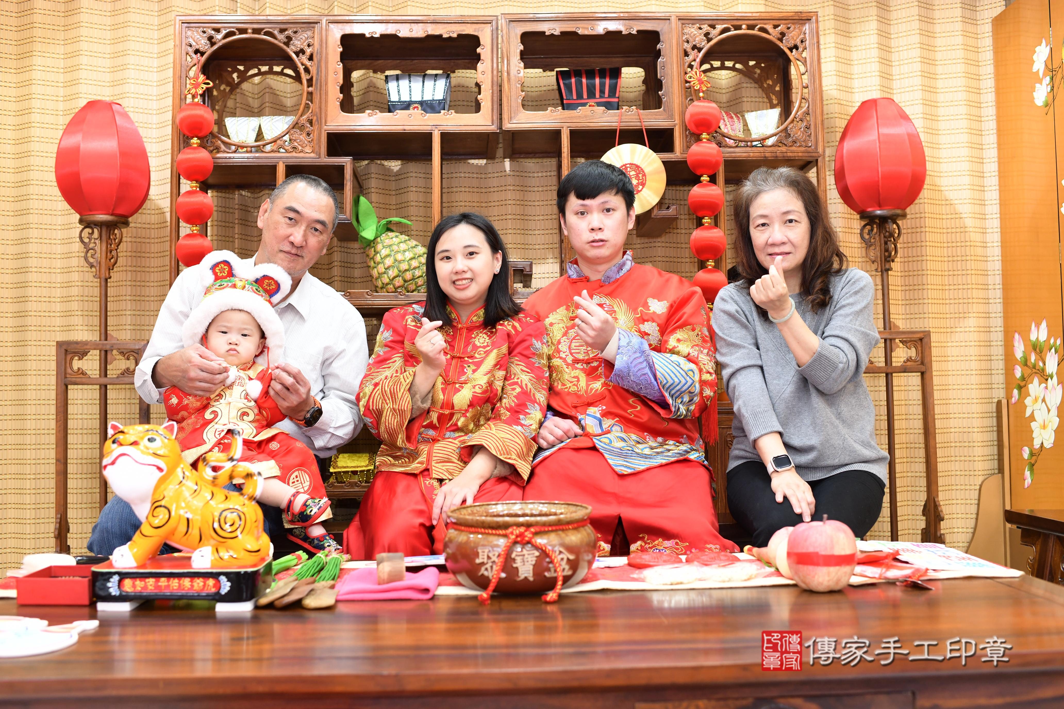 傳家手工印章台南店、抓周、度脺、中國風會場、傳家嬰兒古禮、吉祥話、抓周道具物品24種、拍照。抓周證書。寶寶抓周、滿周歲、生日快樂、祝福 傳家手工印章台南店、抓周、度脺、中國風會場、傳家嬰兒古禮、吉祥話、抓周道具物品24種、拍照。抓周證書。寶寶抓周、滿周歲、生日快樂、祝福