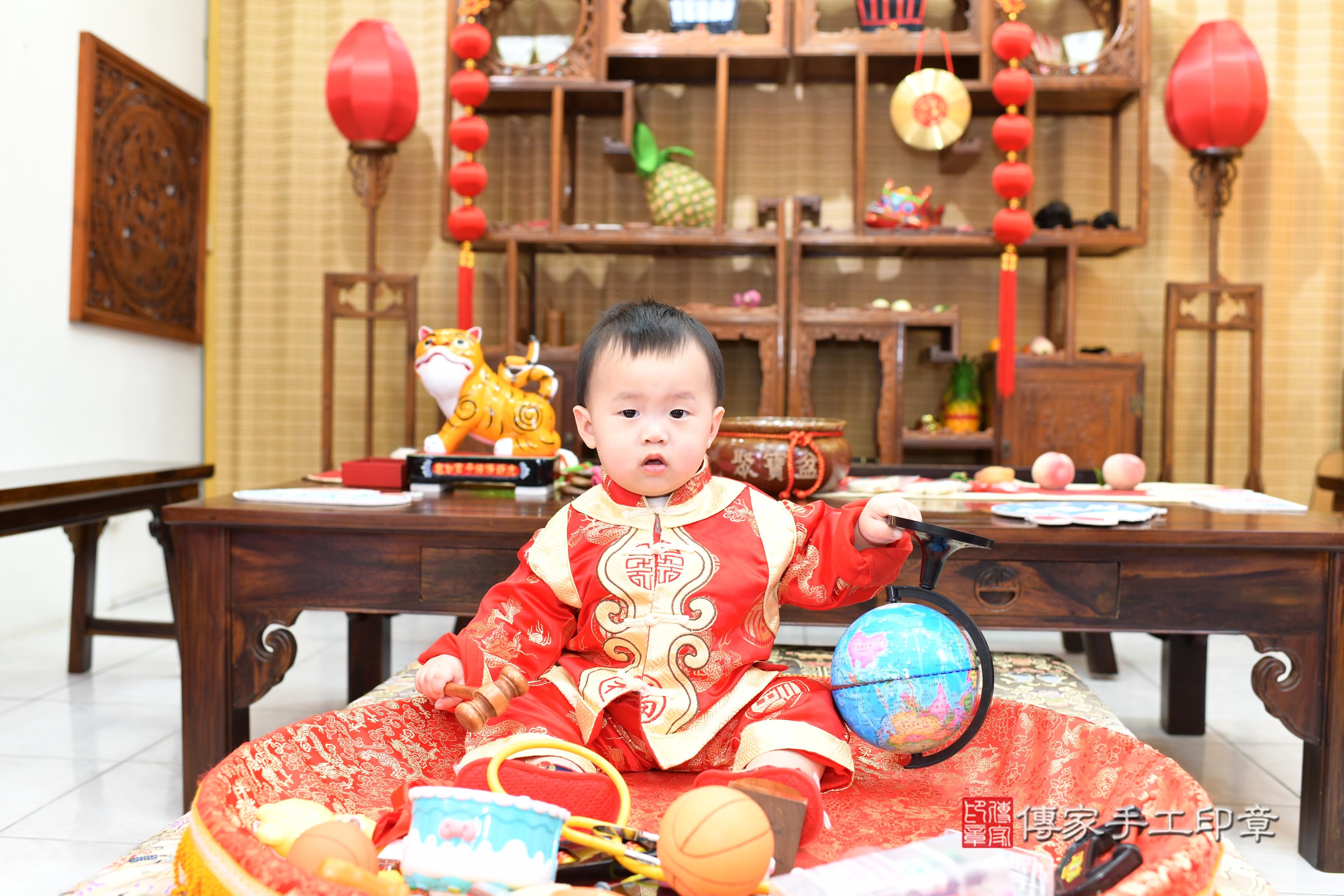 傳家手工印章台南店、抓周、度脺、中國風會場、傳家嬰兒古禮、吉祥話、抓周道具物品24種、拍照。抓周證書。寶寶抓周、滿周歲、生日快樂、祝福 傳家手工印章台南店、抓周、度脺、中國風會場、傳家嬰兒古禮、吉祥話、抓周道具物品24種、拍照。抓周證書。寶寶抓周、滿周歲、生日快樂、祝福