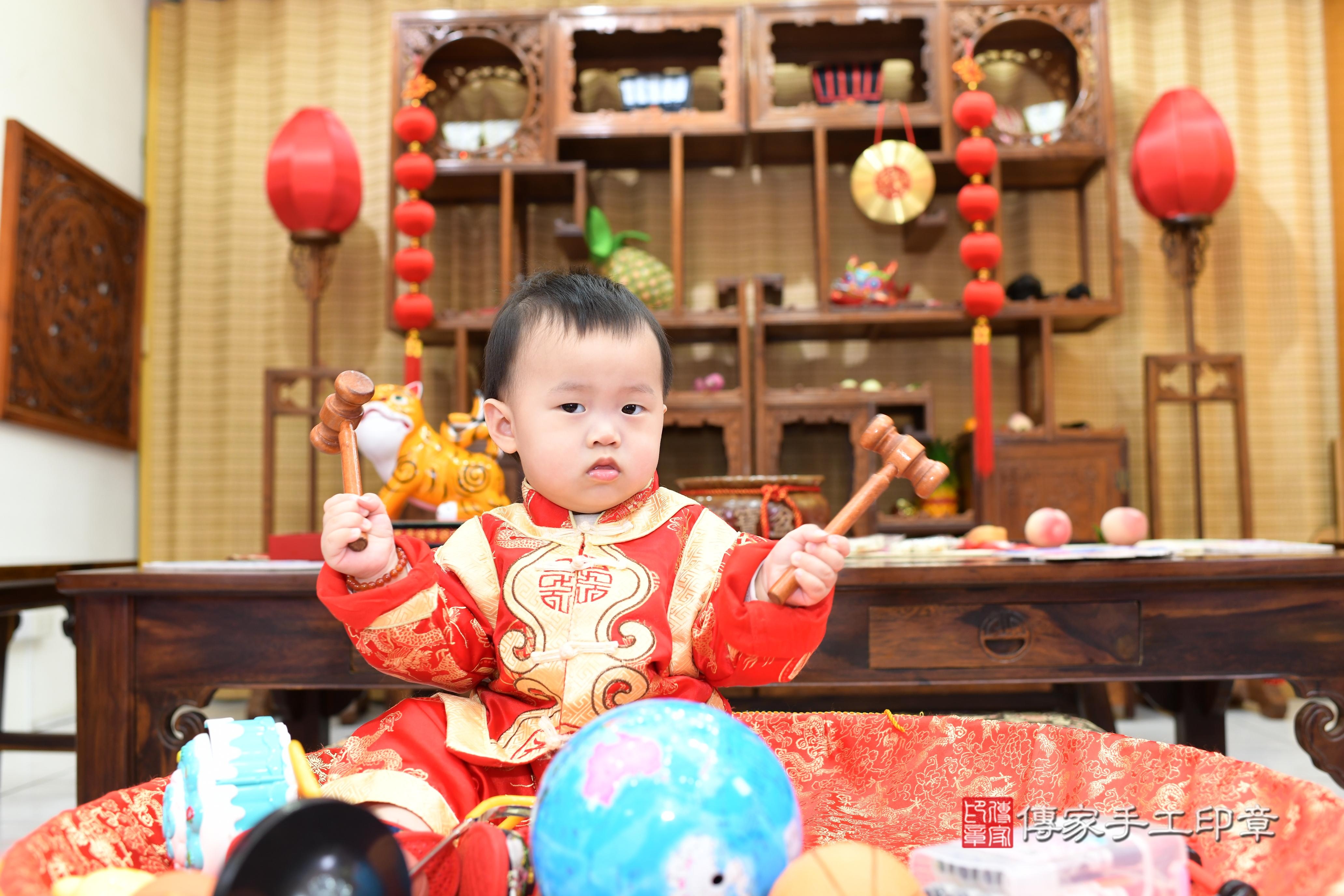 傳家手工印章台南店、抓周、度脺、中國風會場、傳家嬰兒古禮、吉祥話、抓周道具物品24種、拍照。抓周證書。寶寶抓周、滿周歲、生日快樂、祝福 傳家手工印章台南店、抓周、度脺、中國風會場、傳家嬰兒古禮、吉祥話、抓周道具物品24種、拍照。抓周證書。寶寶抓周、滿周歲、生日快樂、祝福