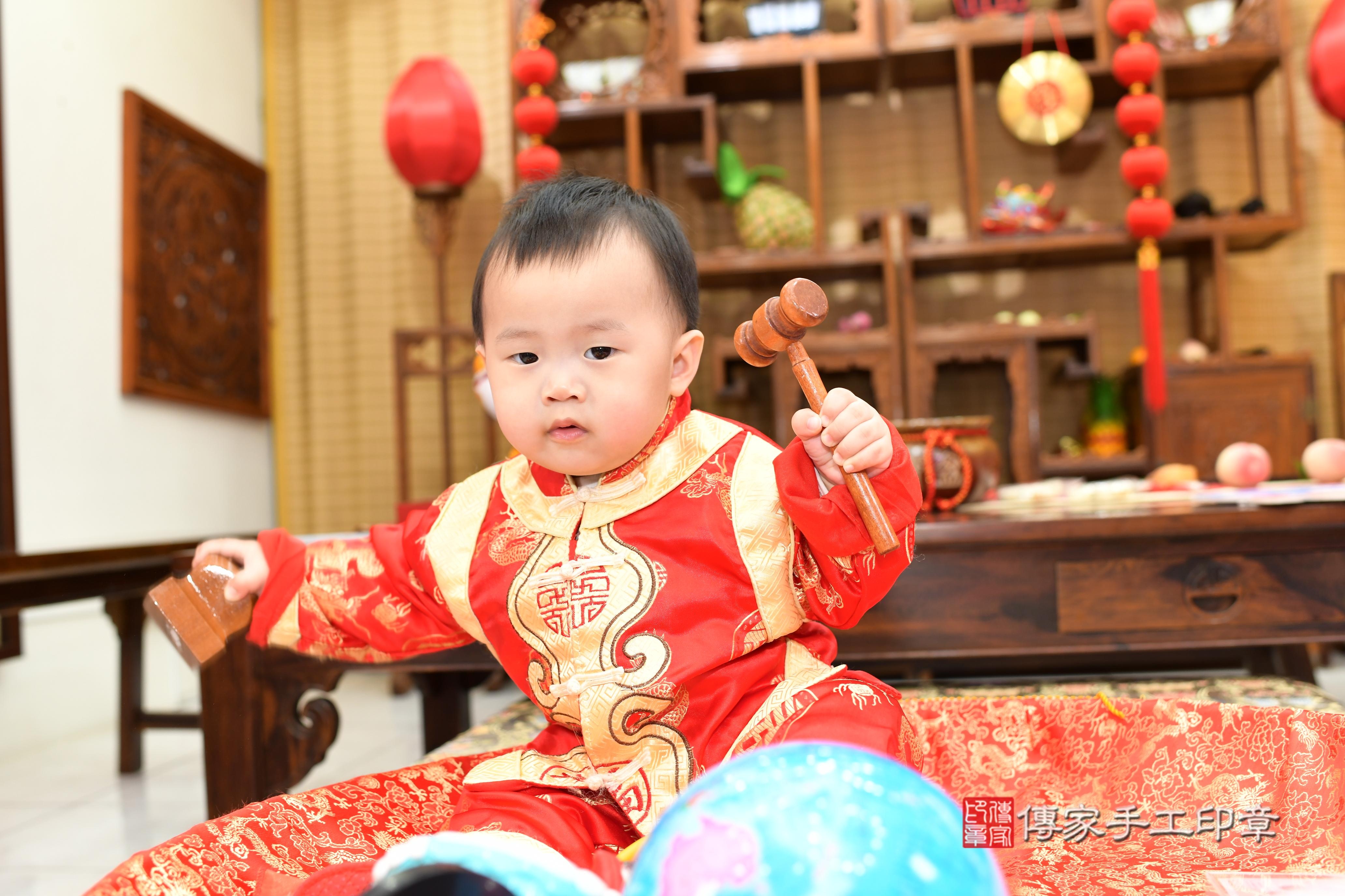 傳家手工印章台南店、抓周、度脺、中國風會場、傳家嬰兒古禮、吉祥話、抓周道具物品24種、拍照。抓周證書。寶寶抓周、滿周歲、生日快樂、祝福 傳家手工印章台南店、抓周、度脺、中國風會場、傳家嬰兒古禮、吉祥話、抓周道具物品24種、拍照。抓周證書。寶寶抓周、滿周歲、生日快樂、祝福