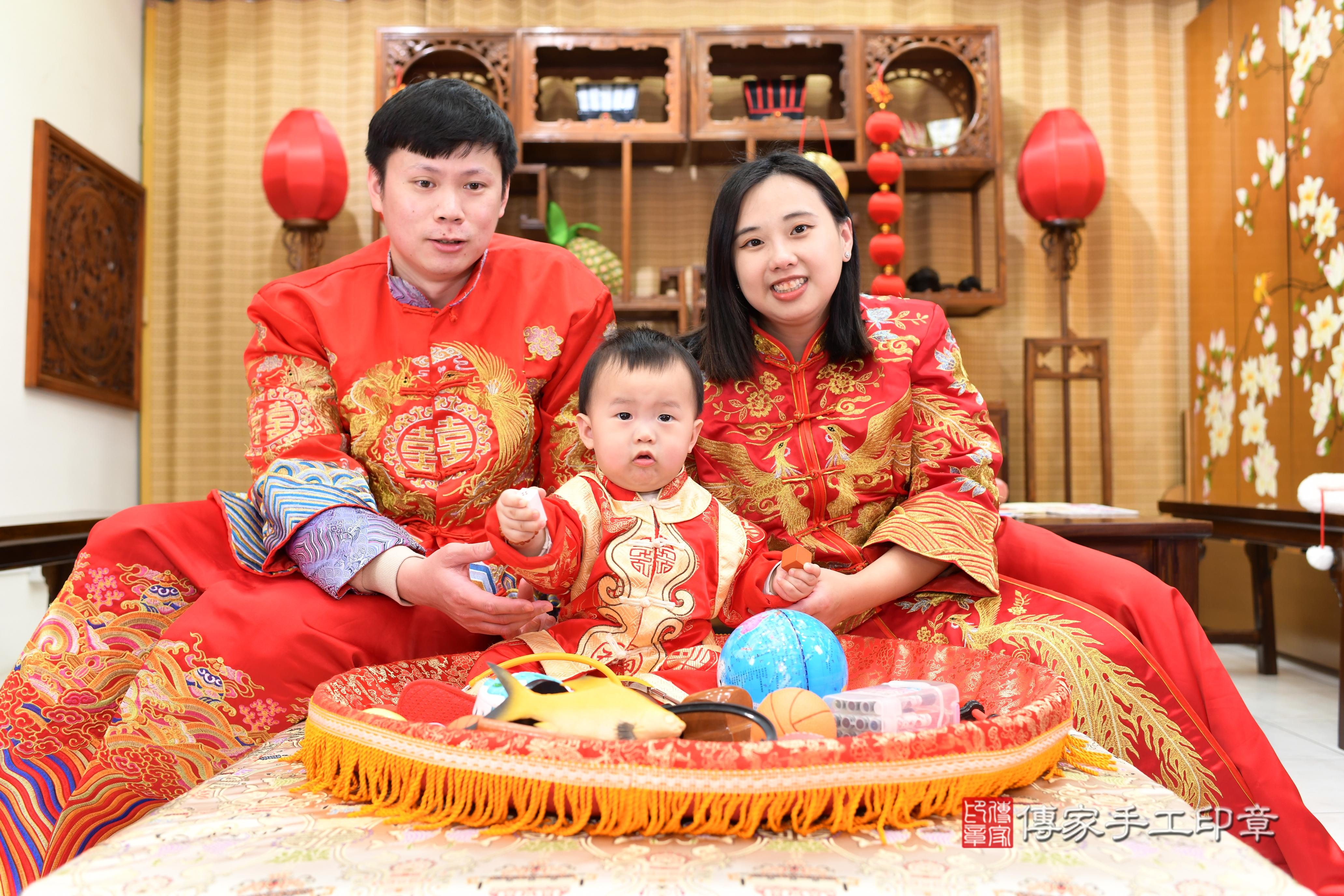 傳家手工印章台南店、抓周、度脺、中國風會場、傳家嬰兒古禮、吉祥話、抓周道具物品24種、拍照。抓周證書。寶寶抓周、滿周歲、生日快樂、祝福 傳家手工印章台南店、抓周、度脺、中國風會場、傳家嬰兒古禮、吉祥話、抓周道具物品24種、拍照。抓周證書。寶寶抓周、滿周歲、生日快樂、祝福