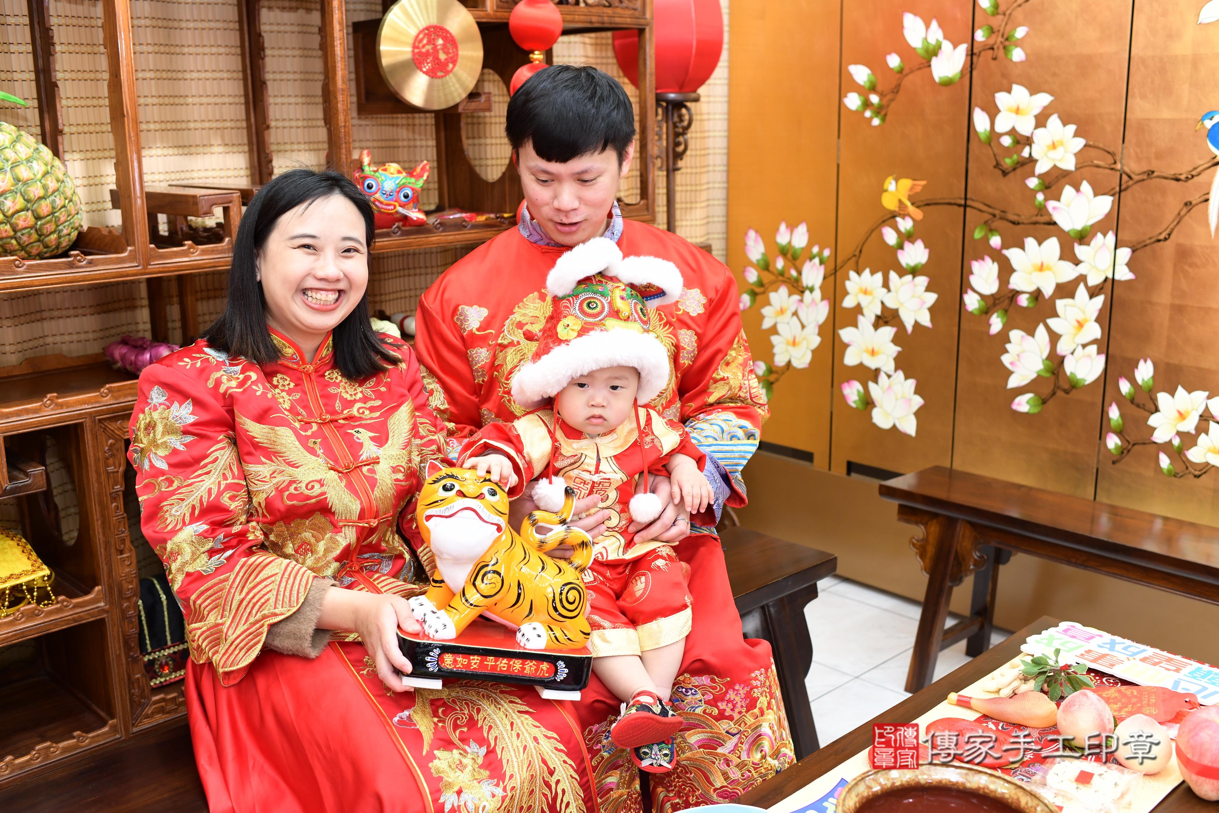 傳家手工印章台南店、抓周、度脺、中國風會場、傳家嬰兒古禮、吉祥話、抓周道具物品24種、拍照。抓周證書。寶寶抓周、滿周歲、生日快樂、祝福 傳家手工印章台南店、抓周、度脺、中國風會場、傳家嬰兒古禮、吉祥話、抓周道具物品24種、拍照。抓周證書。寶寶抓周、滿周歲、生日快樂、祝福