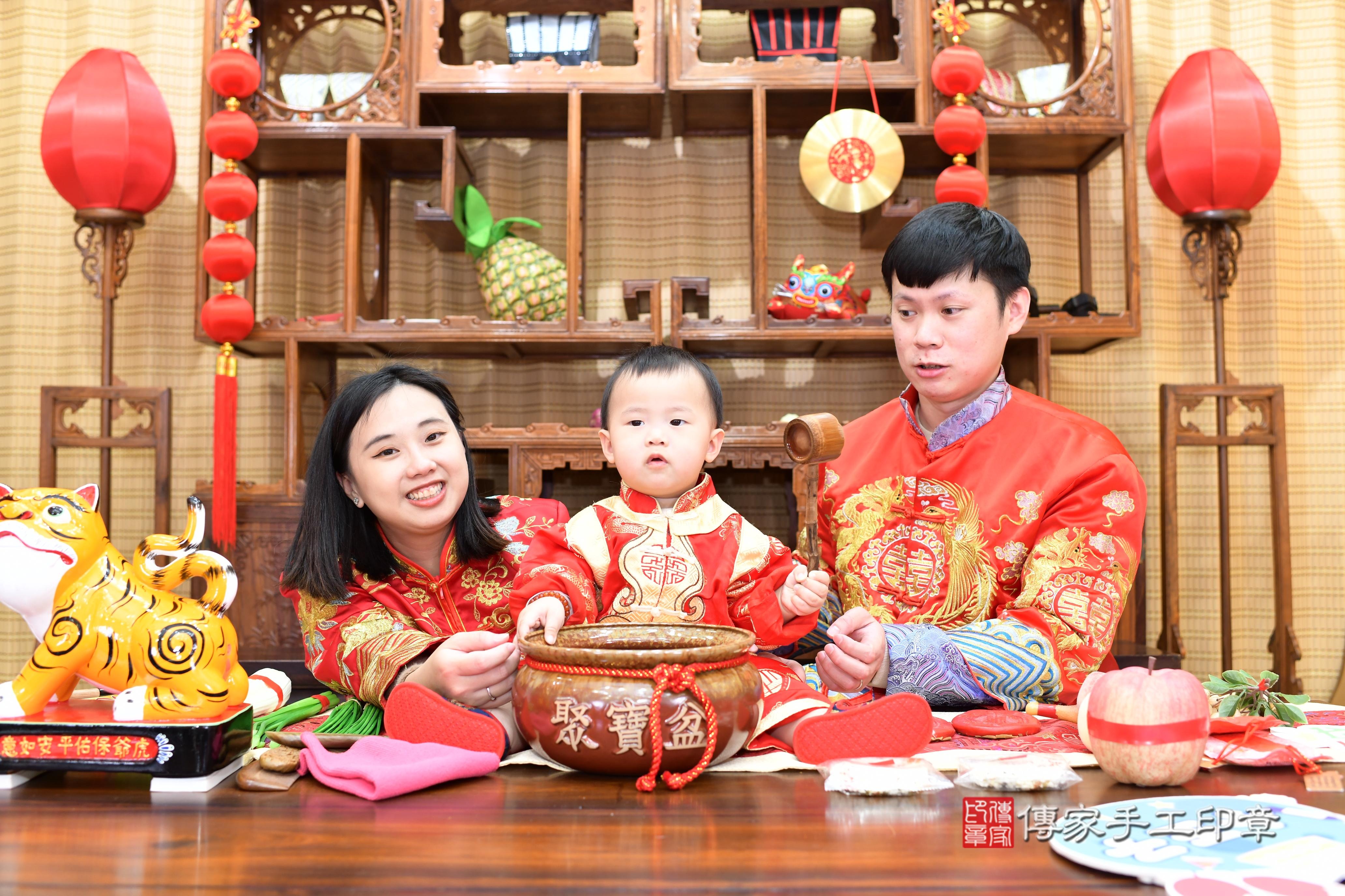 傳家手工印章台南店、抓周、度脺、中國風會場、傳家嬰兒古禮、吉祥話、抓周道具物品24種、拍照。抓周證書。寶寶抓周、滿周歲、生日快樂、祝福 傳家手工印章台南店、抓周、度脺、中國風會場、傳家嬰兒古禮、吉祥話、抓周道具物品24種、拍照。抓周證書。寶寶抓周、滿周歲、生日快樂、祝福