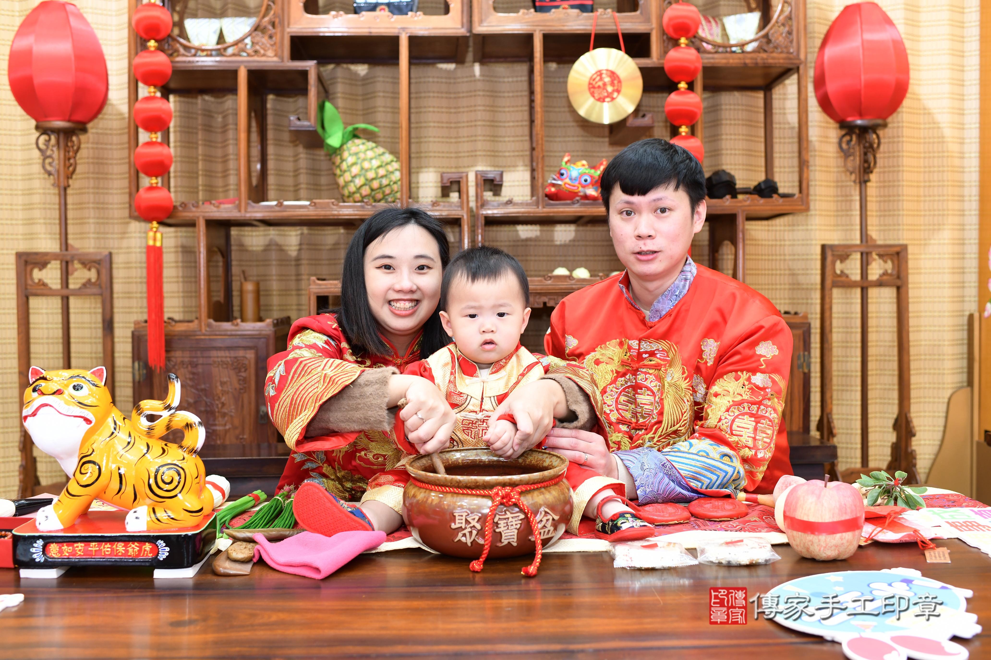 傳家手工印章台南店、抓周、度脺、中國風會場、傳家嬰兒古禮、吉祥話、抓周道具物品24種、拍照。抓周證書。寶寶抓周、滿周歲、生日快樂、祝福 傳家手工印章台南店、抓周、度脺、中國風會場、傳家嬰兒古禮、吉祥話、抓周道具物品24種、拍照。抓周證書。寶寶抓周、滿周歲、生日快樂、祝福