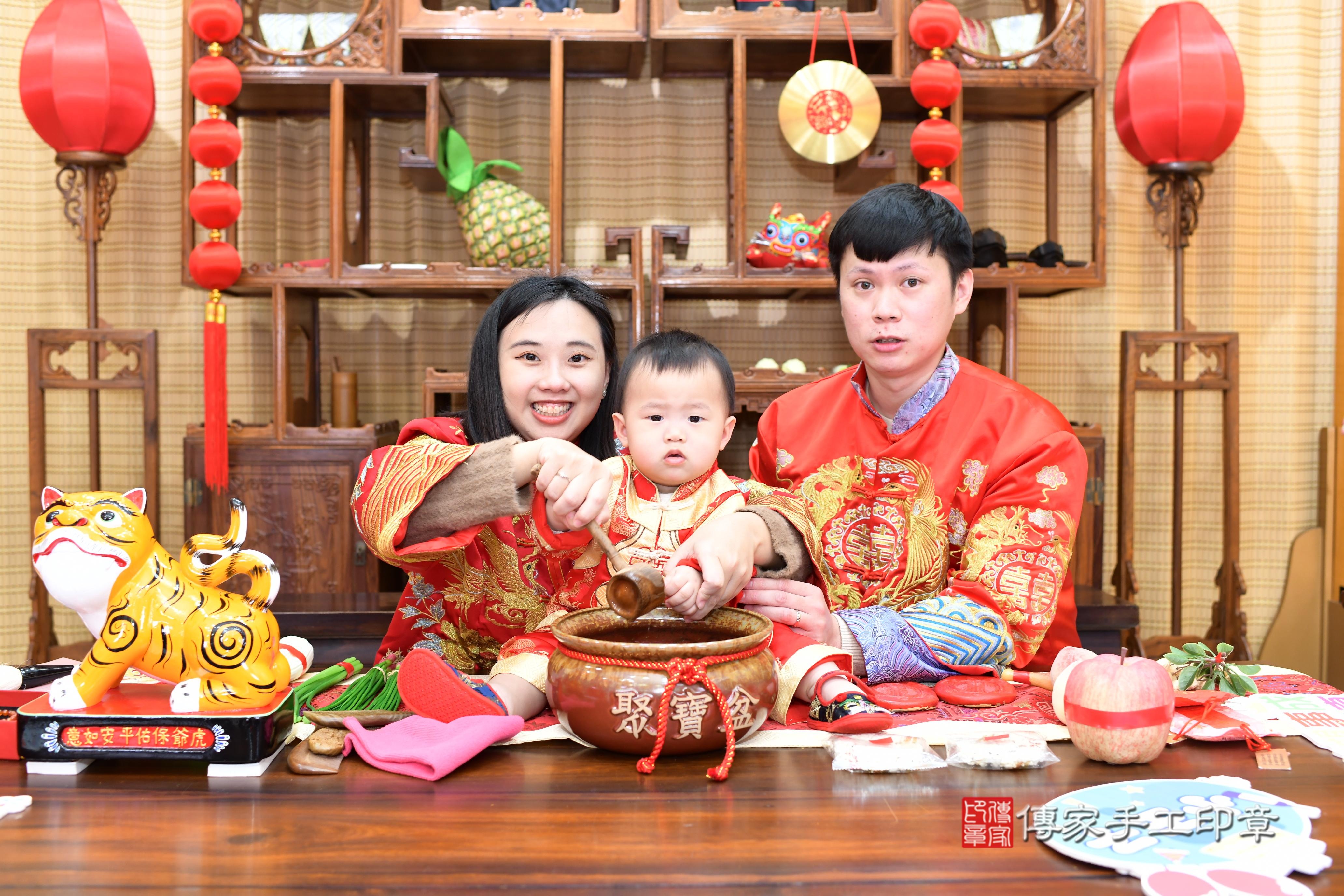 傳家手工印章台南店、抓周、度脺、中國風會場、傳家嬰兒古禮、吉祥話、抓周道具物品24種、拍照。抓周證書。寶寶抓周、滿周歲、生日快樂、祝福 傳家手工印章台南店、抓周、度脺、中國風會場、傳家嬰兒古禮、吉祥話、抓周道具物品24種、拍照。抓周證書。寶寶抓周、滿周歲、生日快樂、祝福